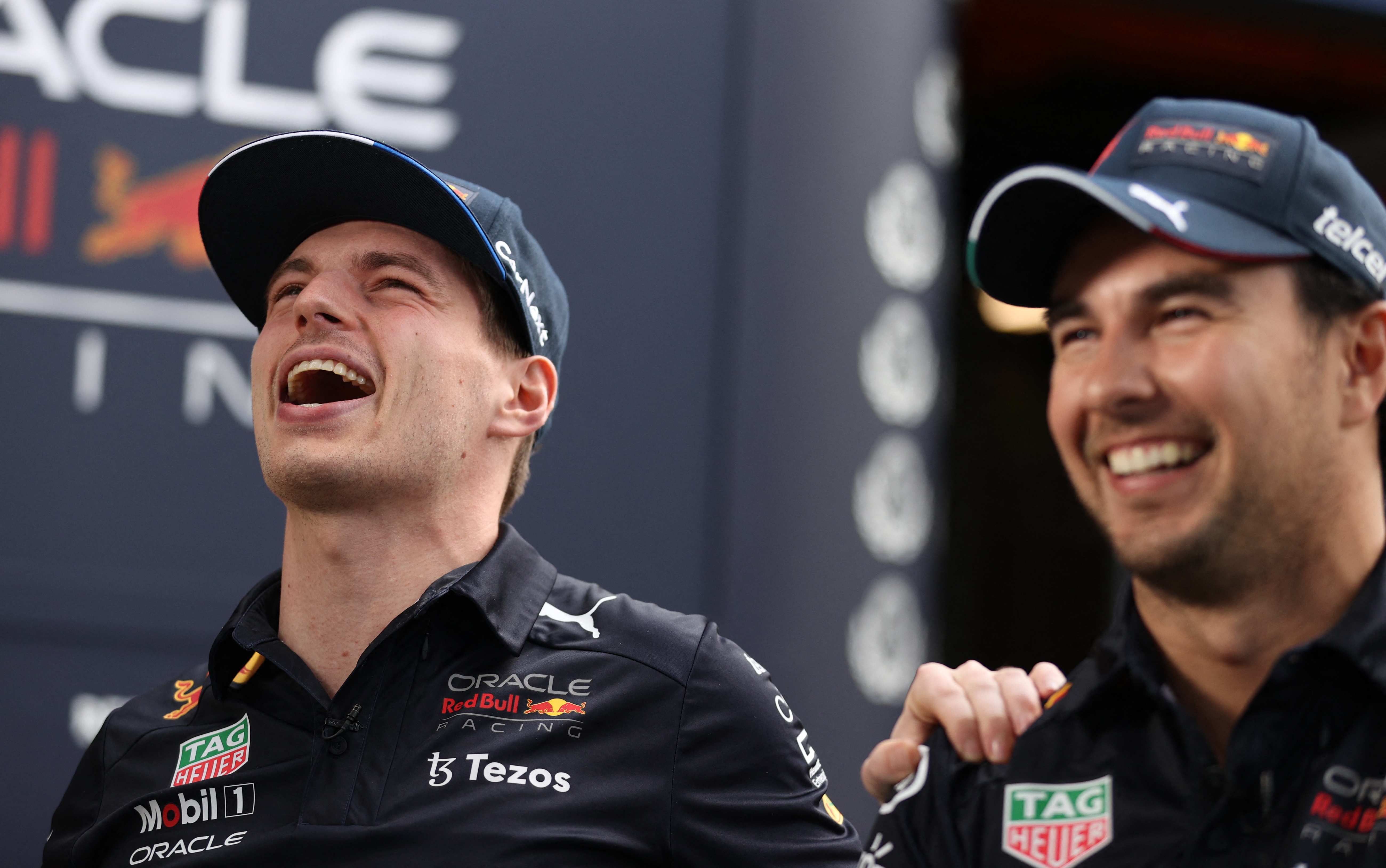 Max Verstappen śmiał się z Checo Péreza podczas wywiadu z Funny Dynamics (zdjęcie: REUTERS / Loren Elliott)