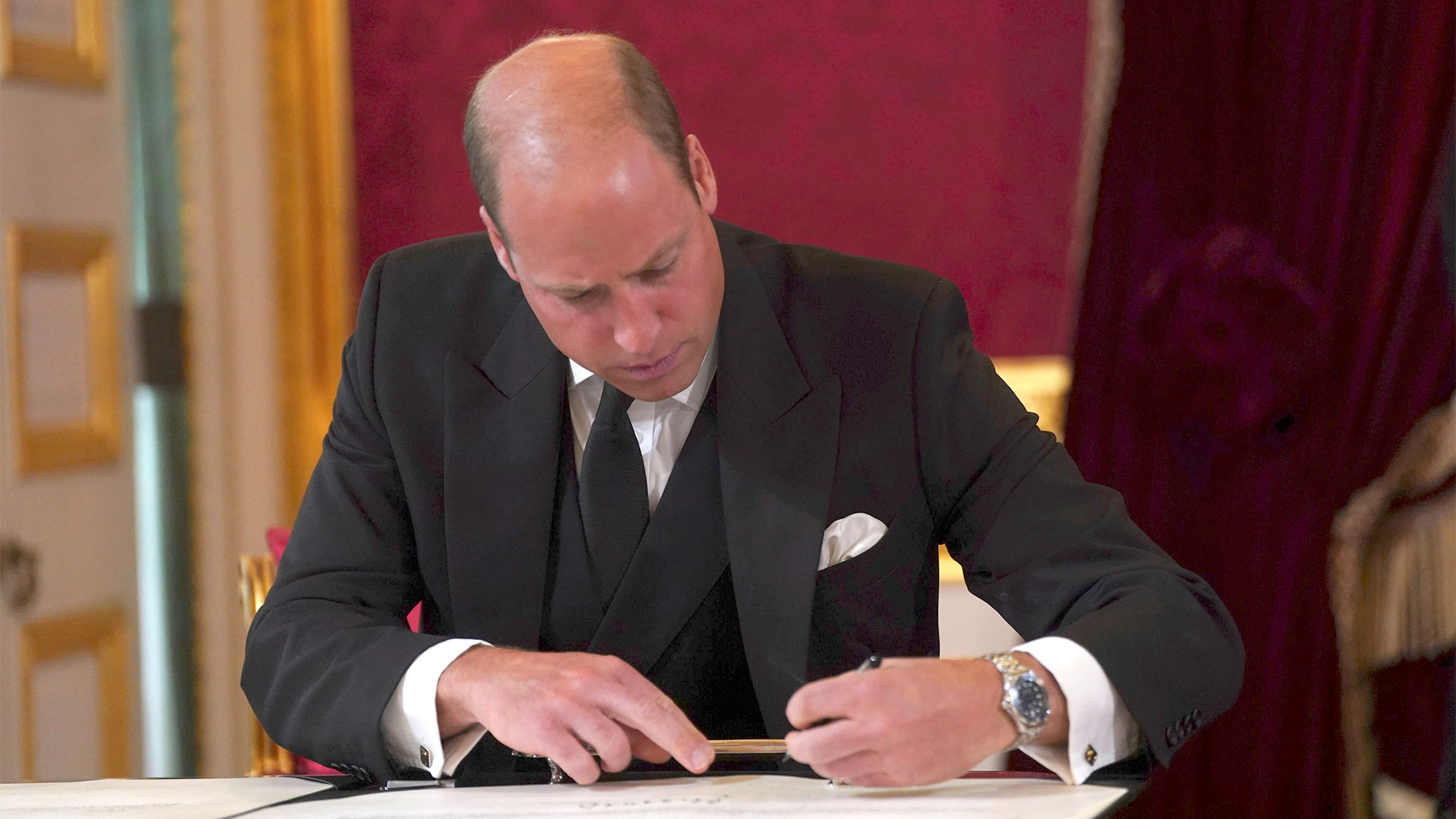 El príncipe William firma en el acto
