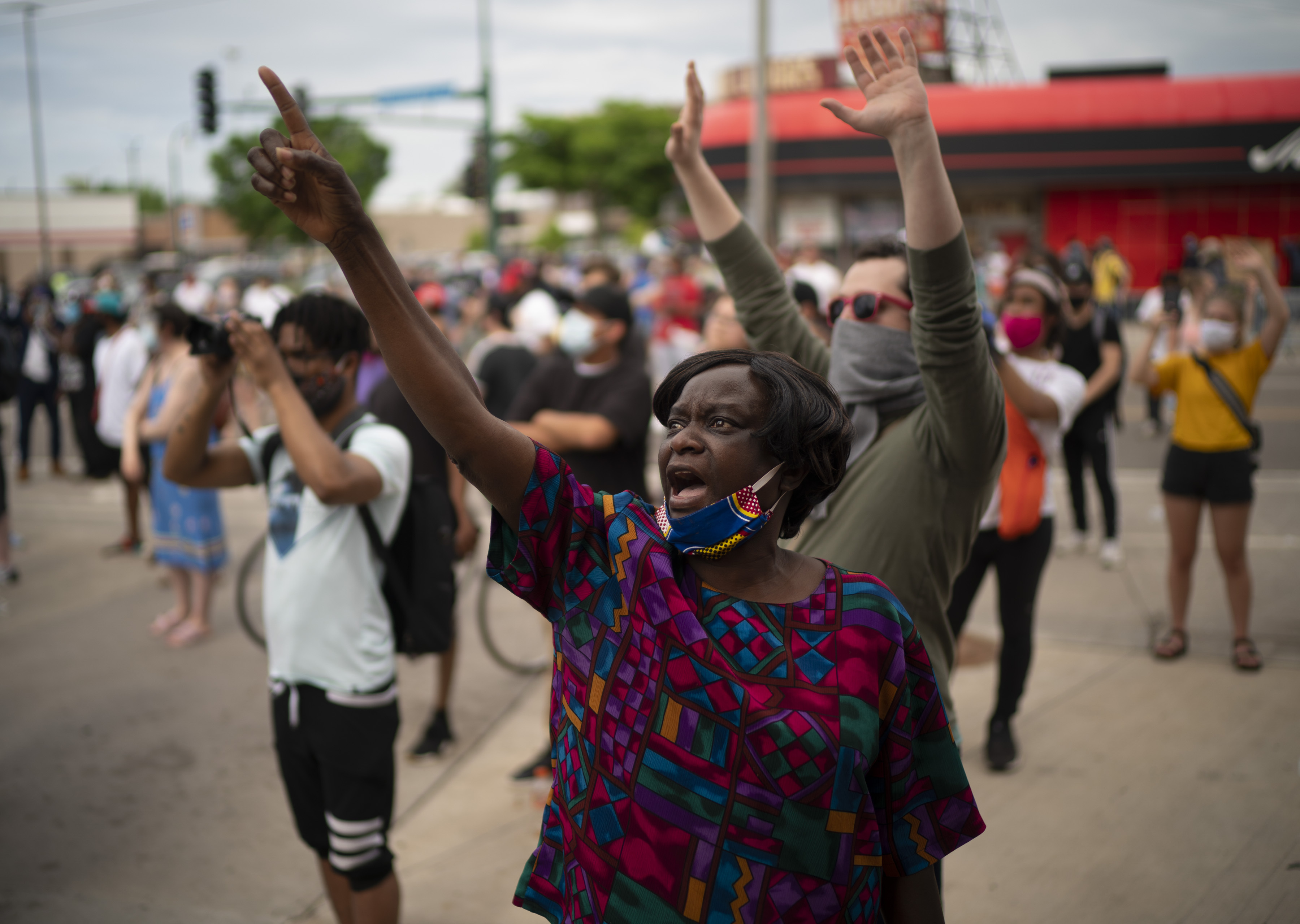 Los manifestantes cantan a los agentes de policía fuera del tercer distrito electoral de la policía de Minneapolis en Minneapolis el miércoles 27 de mayo de 2020 por la tarde. (Jeff Wheeler/Star Tribune via AP)