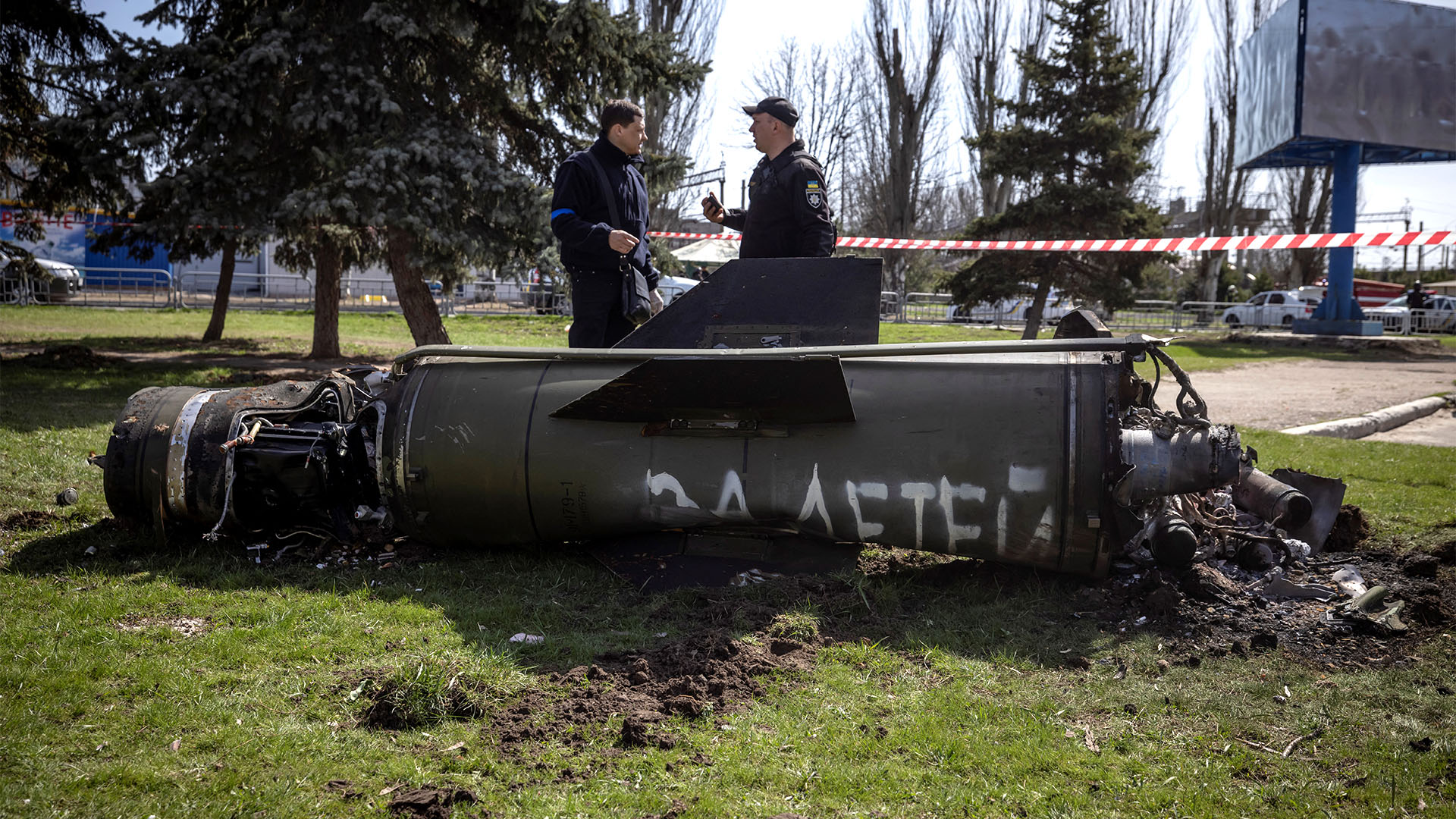 “Por nuestros niños”: la inscripción en el misil ruso que quedó parcialmene destruido (FADEL SENNA / AFP)