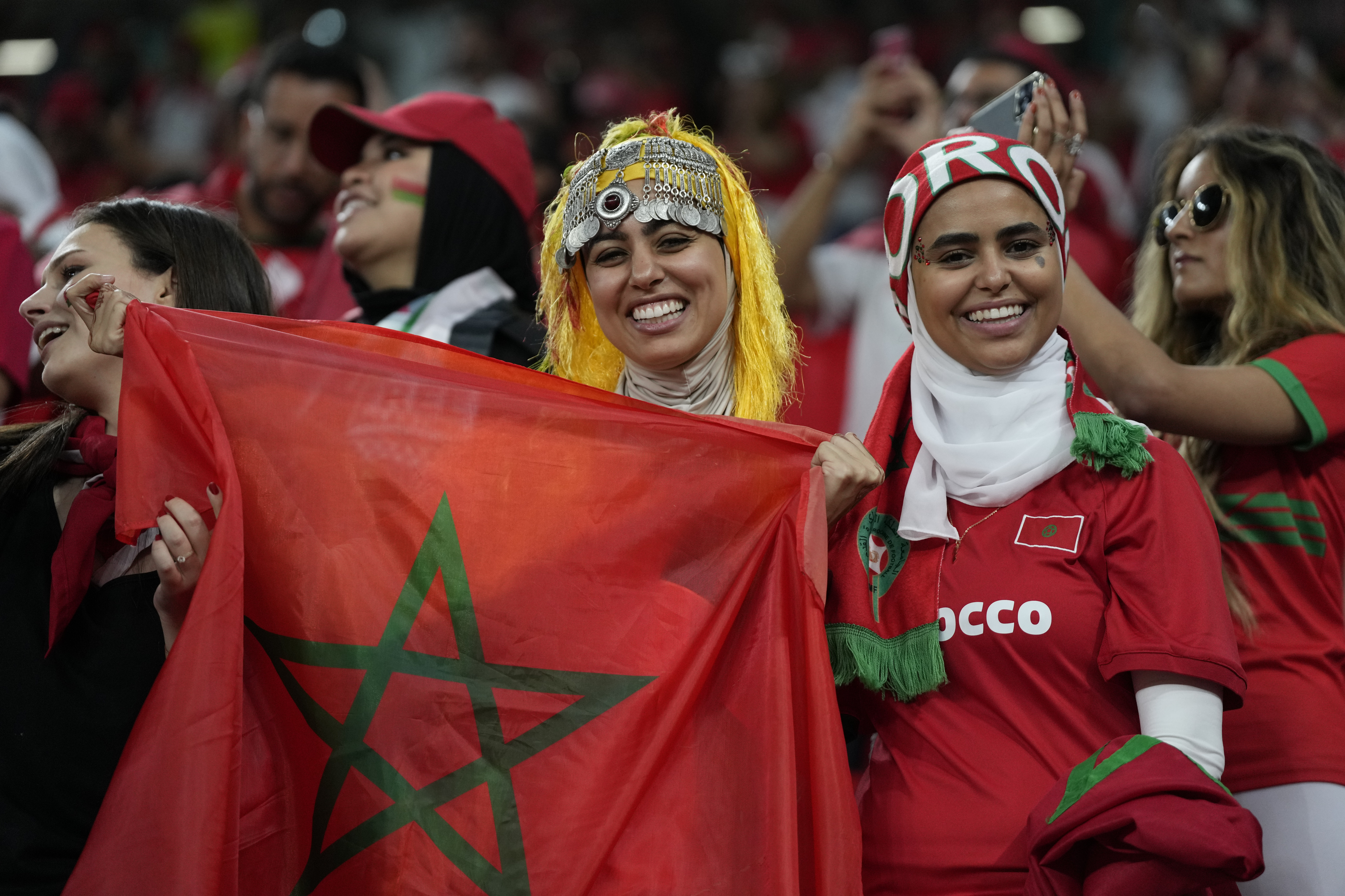 Marroquíes apoyando a su selección en el partido contra Canadá que los clasificó a octavos de final.