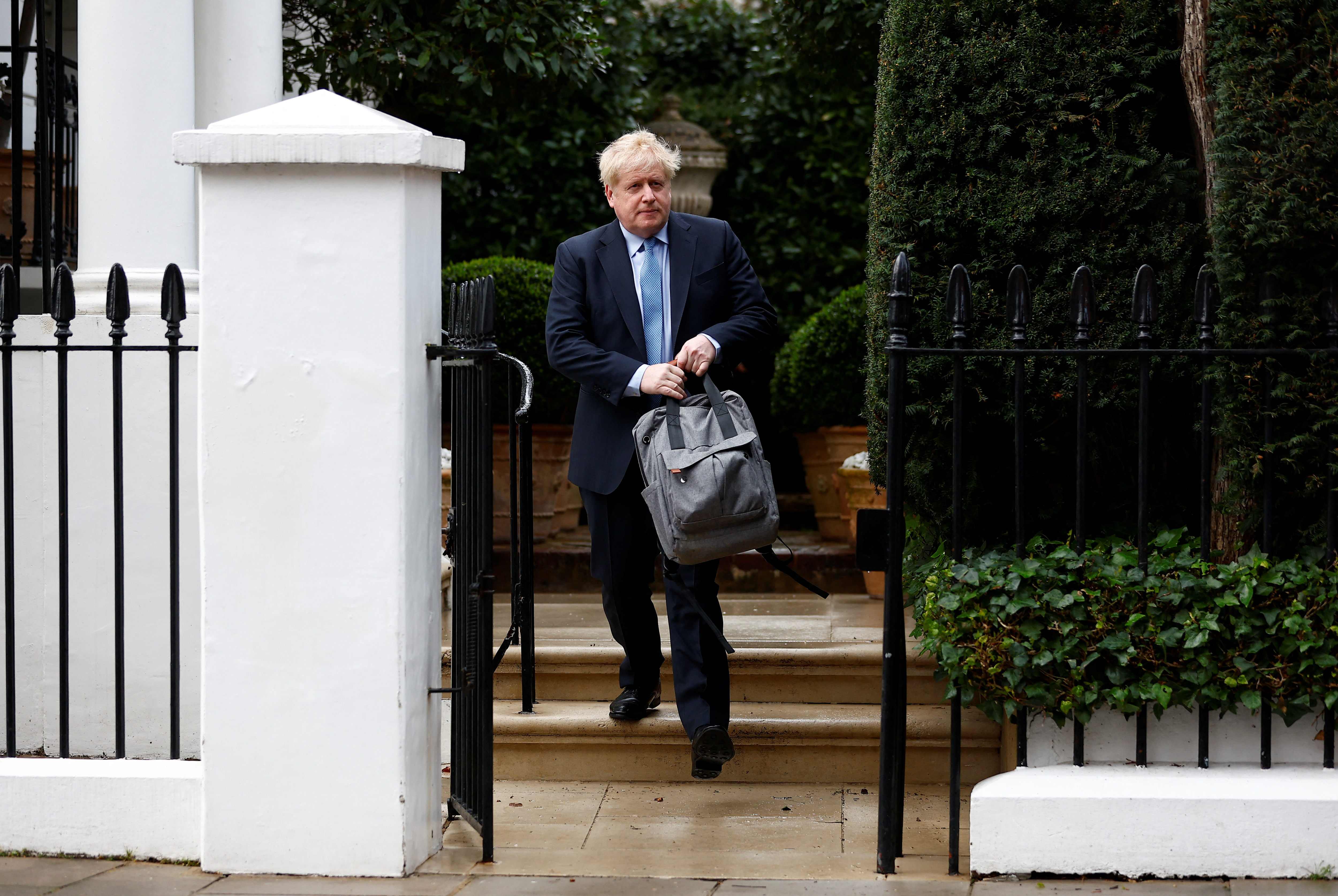 Boris Johnson sale de su casa este miércoles en Londres (Reuters)