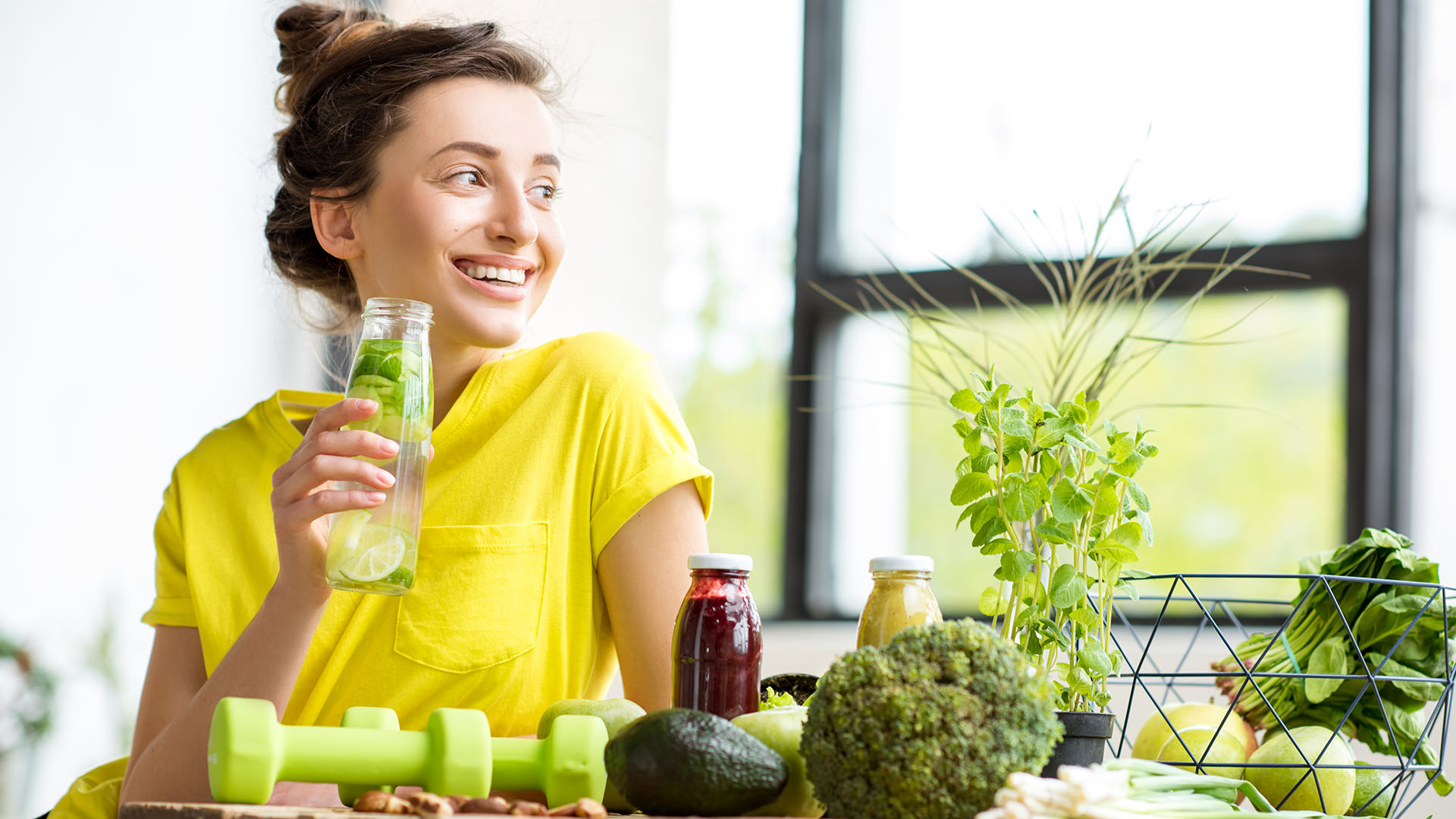 Hábitos saludables, buena alimentación, relaciones sociales, ejercicios...son las claves para aumentar las hormonas de la felicidad (Getty Images) 