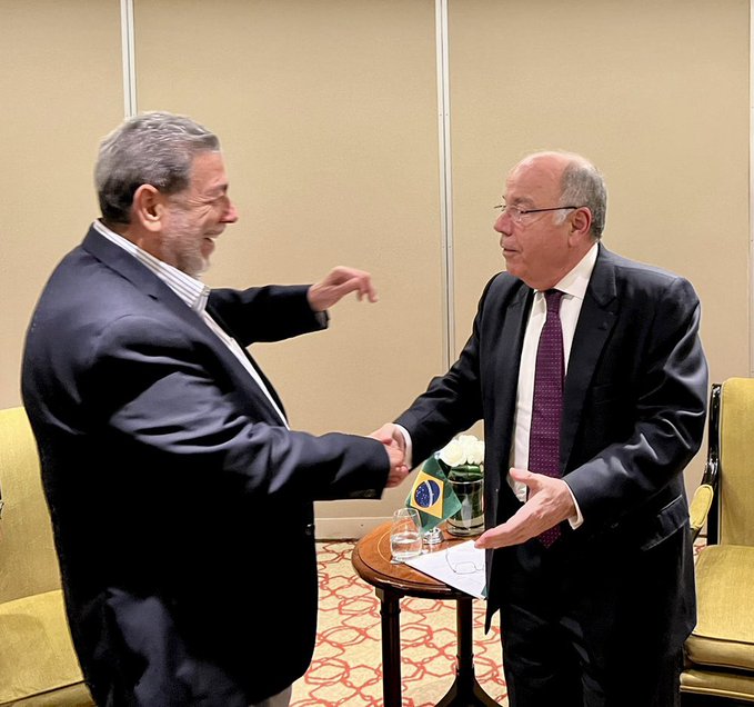 Gonsalves se saluda con el canciller de Brasil, Mauro Vieira, en un encuentro que sostuvieron este lunes en Buenos Aires