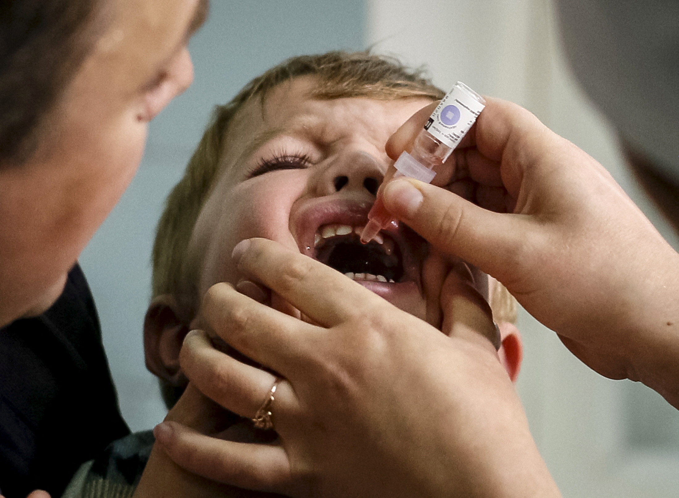 Un chico en Ucrania recibe una vacuna oral contra la Polio (REUTERS/Gleb Garanich/File Photo)