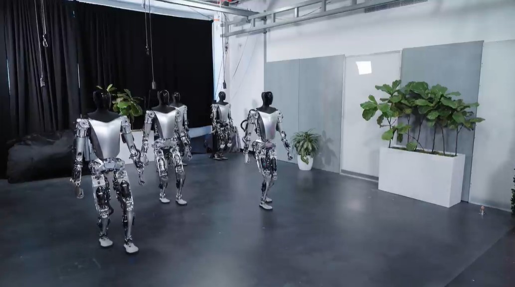 En video: los robots de Elon Musk en Tesla que caminan y se comportan como humanos