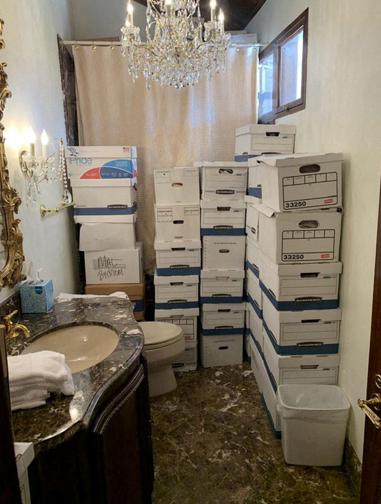 FOTO DE ARCHIVO: Una foto publicada por el Departamento de Justicia de EEUU muestra cajas de documentos almacenadas en un baño en el club Mar-a-Lago de Trump en Florida./Folleto vía REUTERS/Foto de archivo