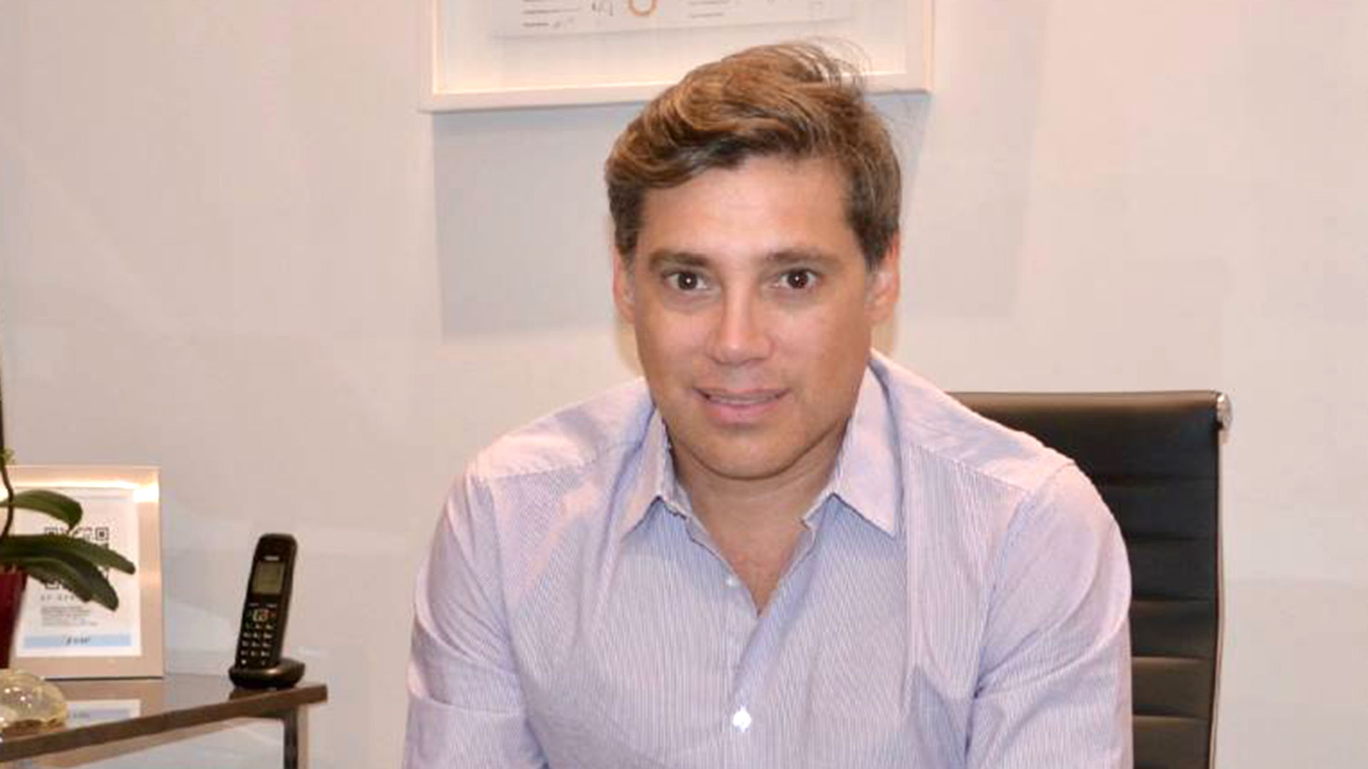 Andrés Galfrascoli tiene una clínica de cirugía estética en Recoleta