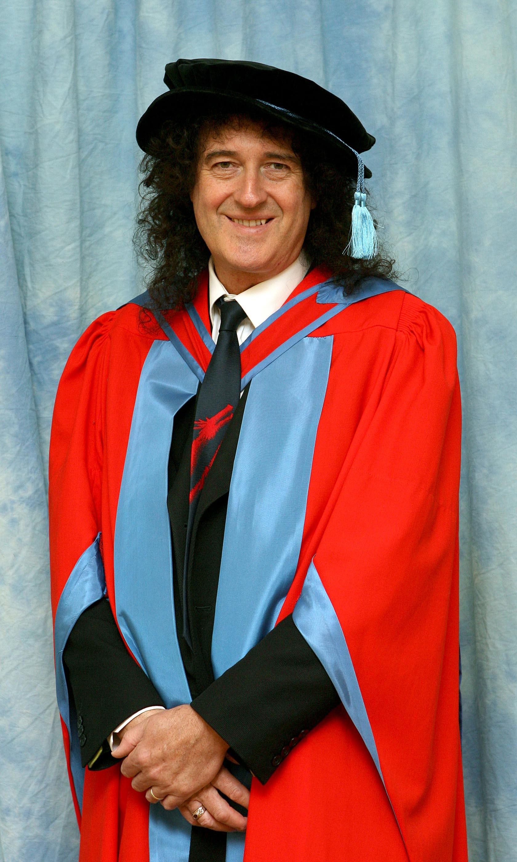 Brian May el día que obtuvo el doctorado en astrofísica en la Universidad de Exeter