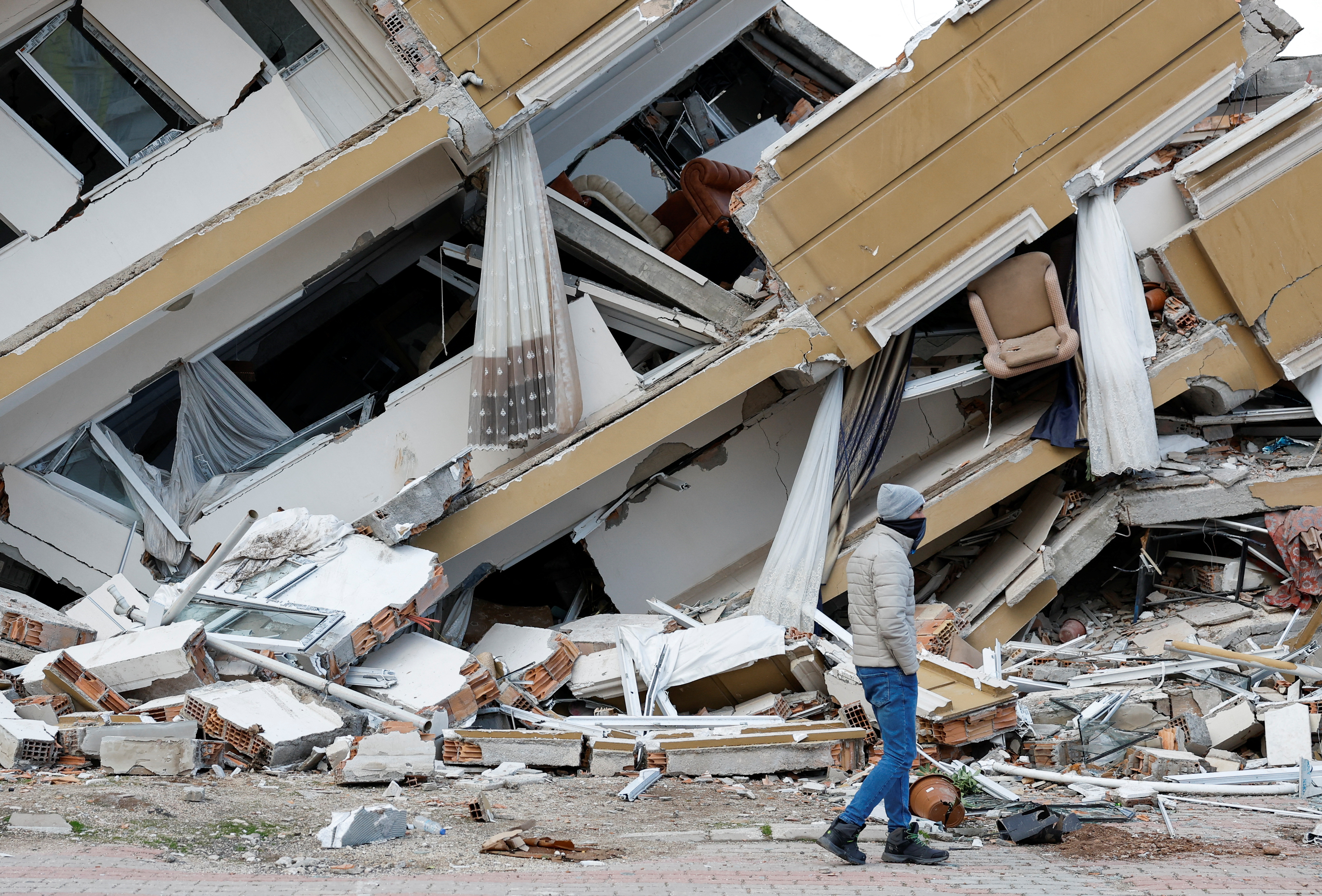 En la capital de la provincia de Hatay, Antakya, los edificios de 10 pisos se derrumbaron en las calles, (REUTERS/Piroschka van de Wouw)