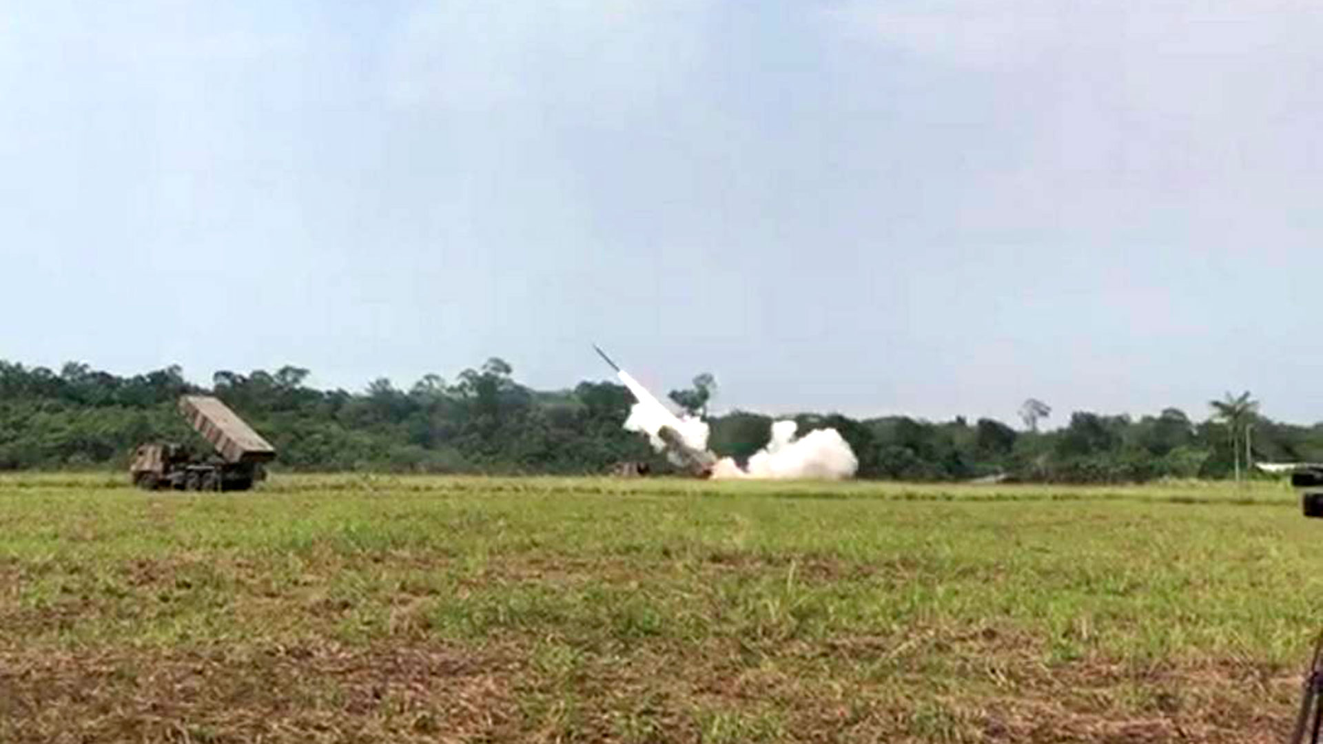 Lanzacohetes múltiples Astros MK6 durante los ejercicios militares de Brasil en la frontera con Venezuela