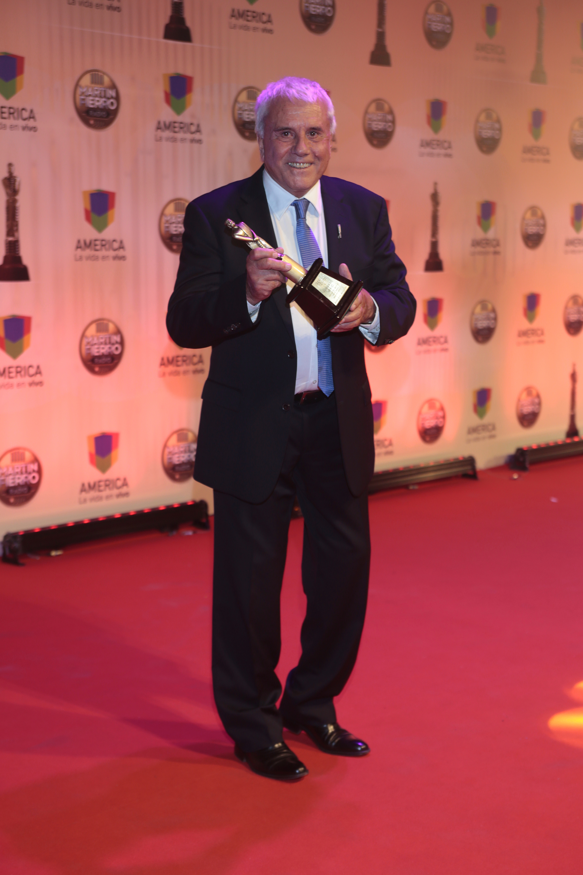 Fernando Bravo recibió una estatuilla por sus 50 años de trayectoria