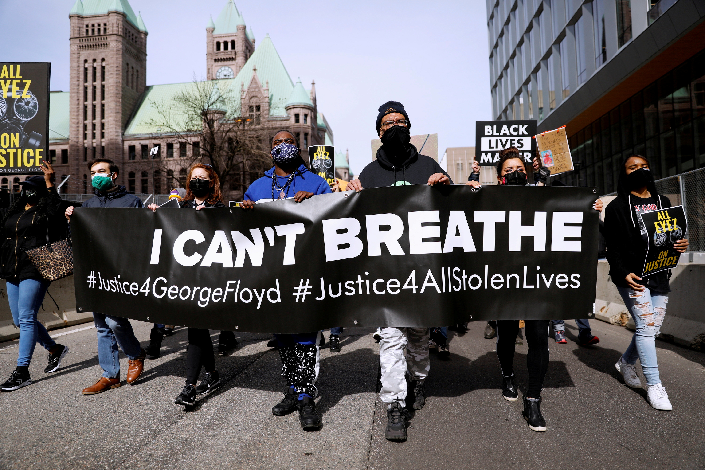 Manifestantes marchan con un cartel con la leyenda "no puedo respirar", una de las últimas frases de George Floyd antes de ser asesinado por Derek Chauvin (REUTERS/Octavio Jones)