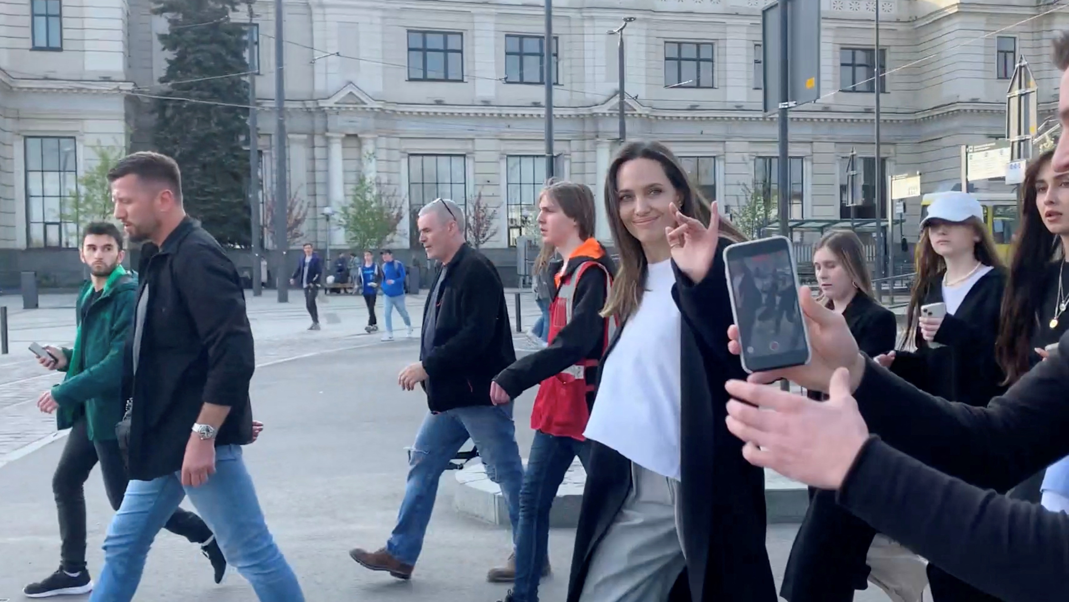 La propia actriz se tomó un tiempo para saludar a la cámara y dijo “estoy bien” cuando se le preguntó. (Lviv.Media via REUTERS)