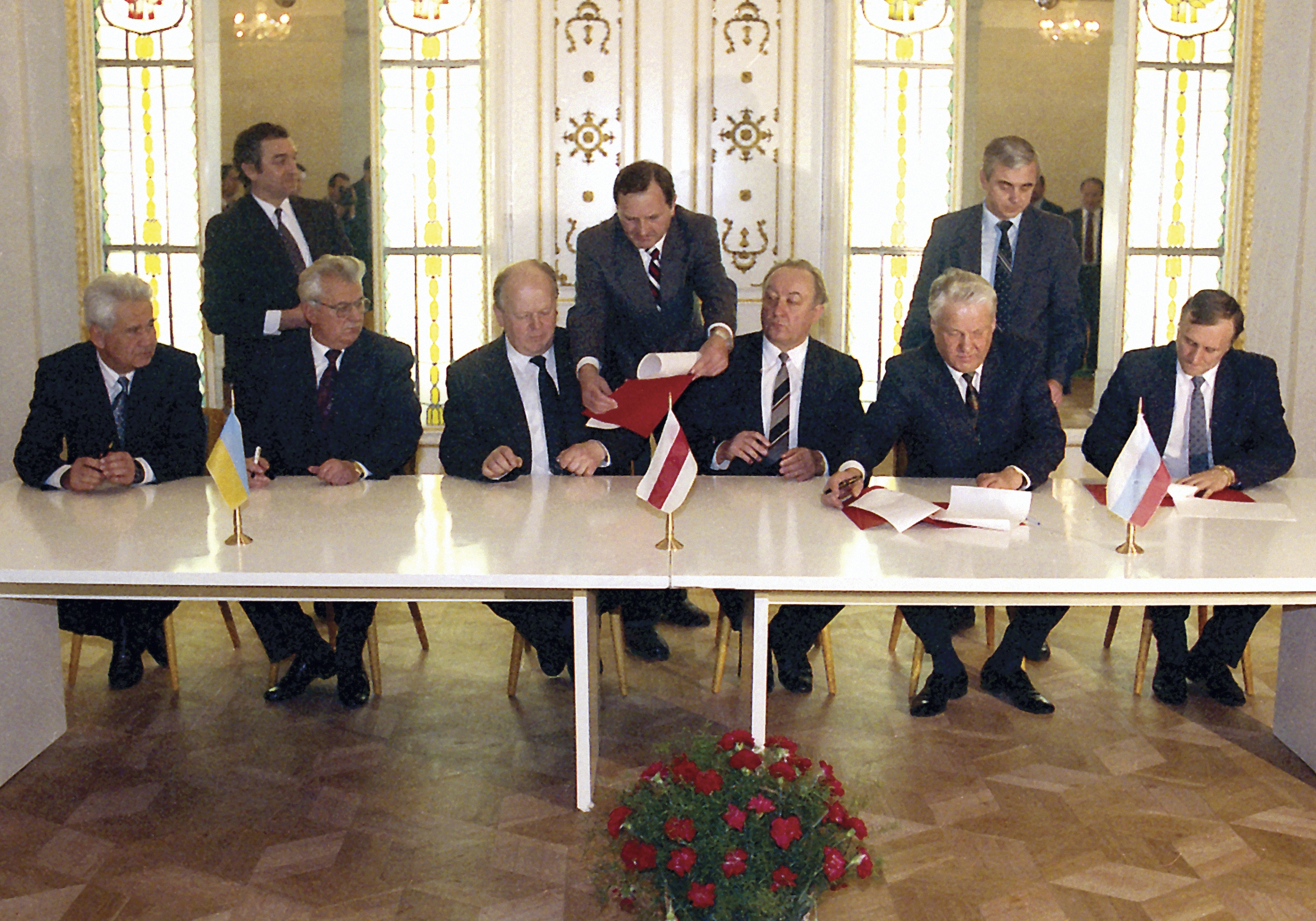 ARCHIVO - El presidente de Rusia, Boris Yeltsin, segundo a la derecha, el presidente de Ucrania, Leonid Kravchuk, segundo a la izquierda, el líder de Bielorrusia, Stanislav Shushkevich, tercero a la izquierda, el secretario de Estado de Rusia, Gennady Burbulis, a la derecha, el primer ministro de Bielorrusia, Vyacheslav Kebich, tercero a la derecha, y el primer ministro de Ucrania, Vitold Fokin, a la izquierda, firma un acuerdo que pone fin a la Unión Soviética y declara la creación de la Comunidad de Estados Independientes en Viskuli, Bielorrusia, el 8 de diciembre de 1991.