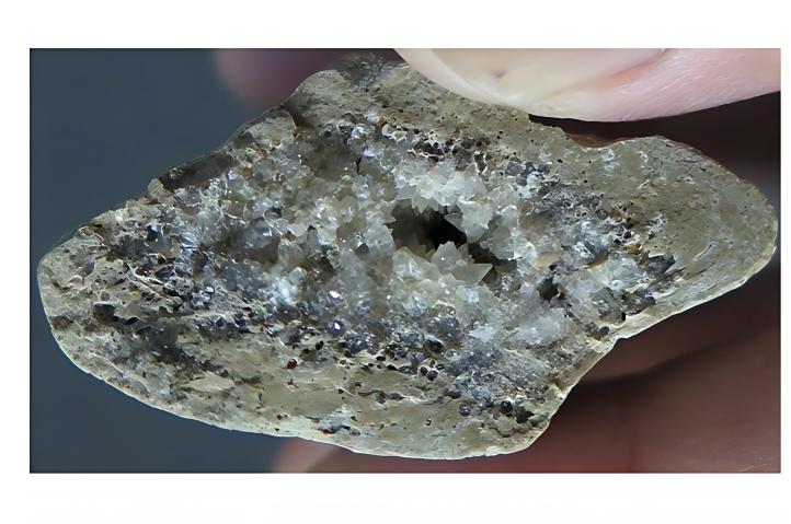 Un hueso f&oacute;sil revel&oacute; que los humanos de la era de hielo tallaban piedras con una t&eacute;cnica inesperada