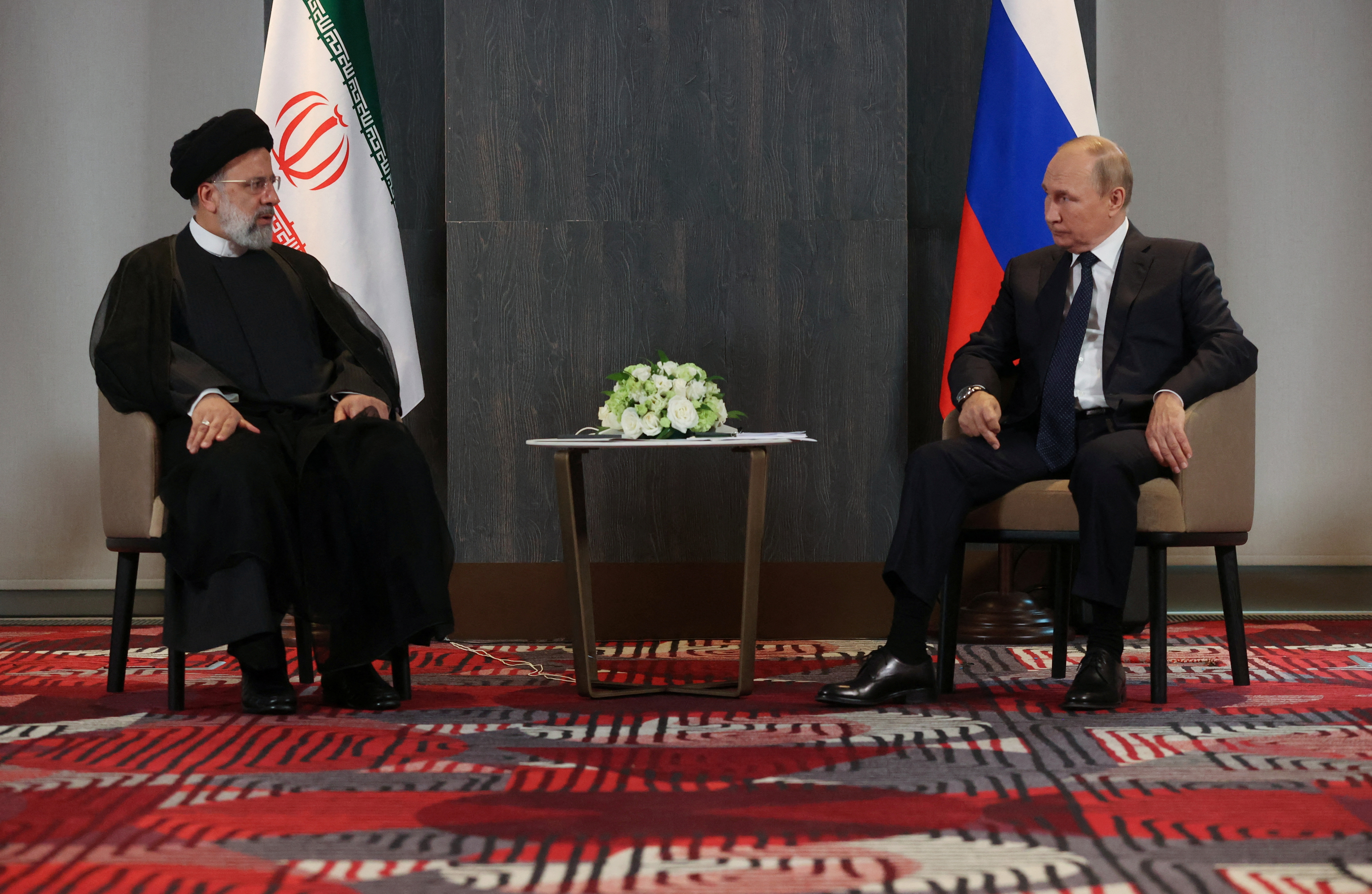 "l presidente ruso, Vladímir Putin, y el iraní, Ebrahim Raisi, al margen de la cumbre de la Organización de Cooperación de Shanghái (OCS) en Samarcanda, Uzbekistán, el 15 de septiembre de 2022 (Reuters)