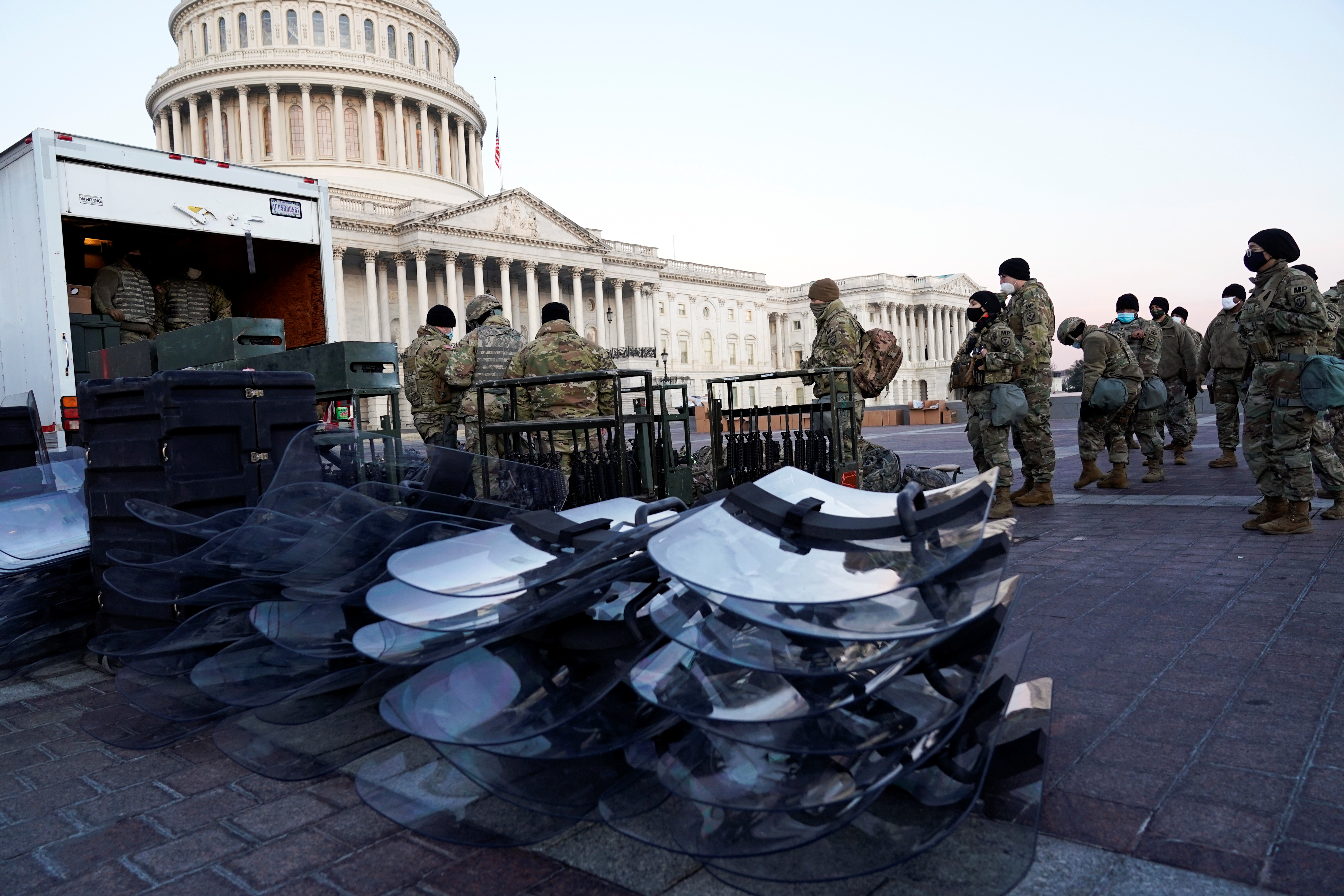 Esta vez, los efectivos estarán equipados con equipo antidisturbios (REUTERS/Joshua Roberts)