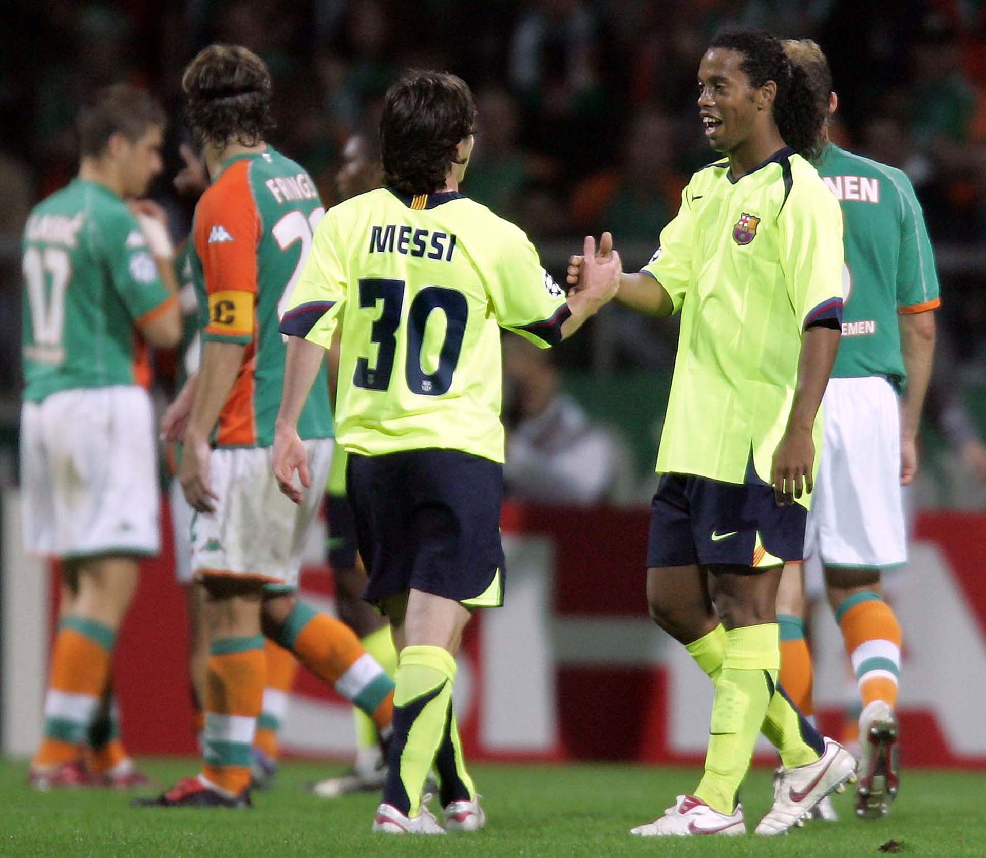 Messi junto a Ronaldinho en los primeros años del argentino en el plantel profesional culé (AFP)