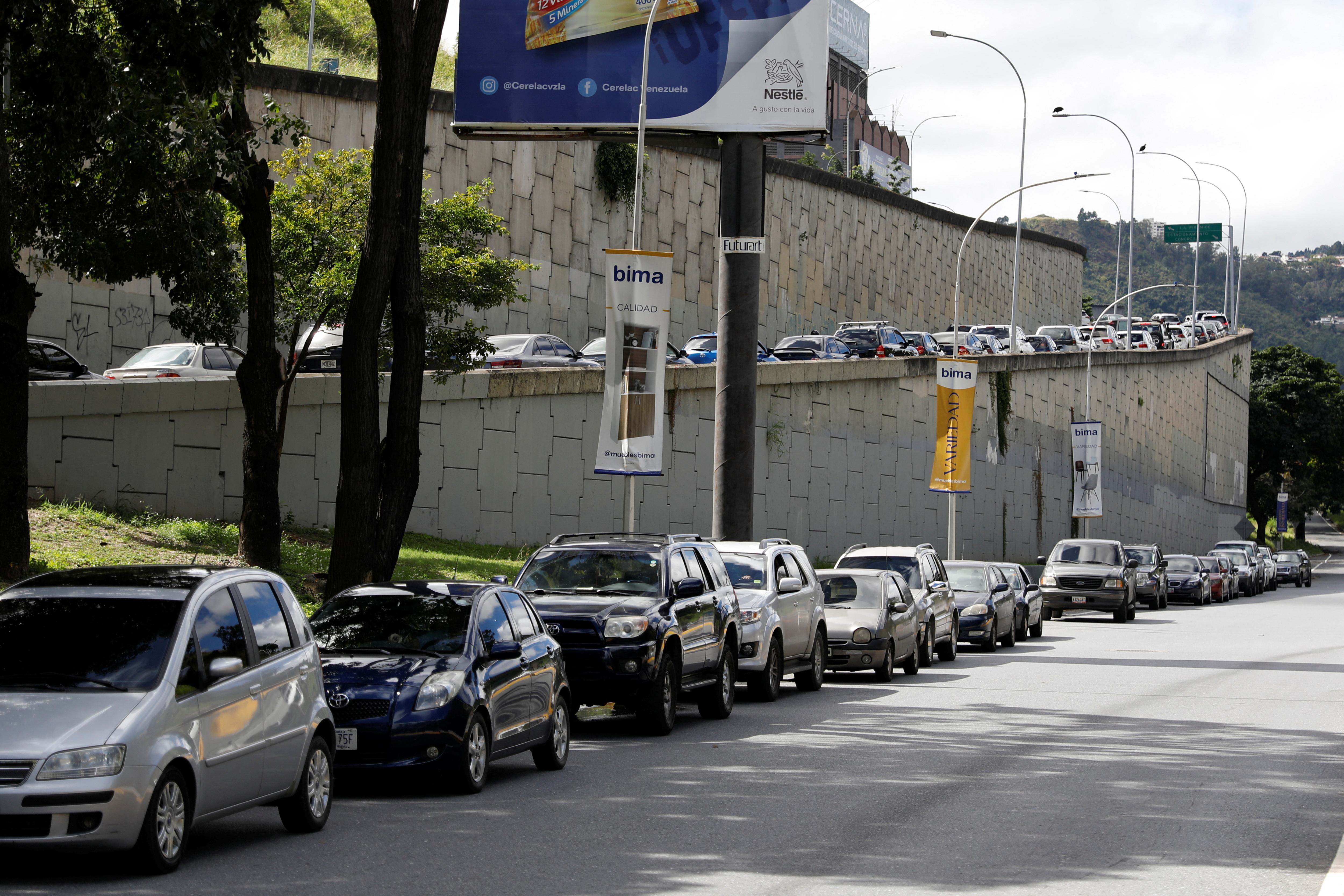 Filas de autos para cargar nafta en Venezuela (REUTERS/Leonardo Fernández Viloria)