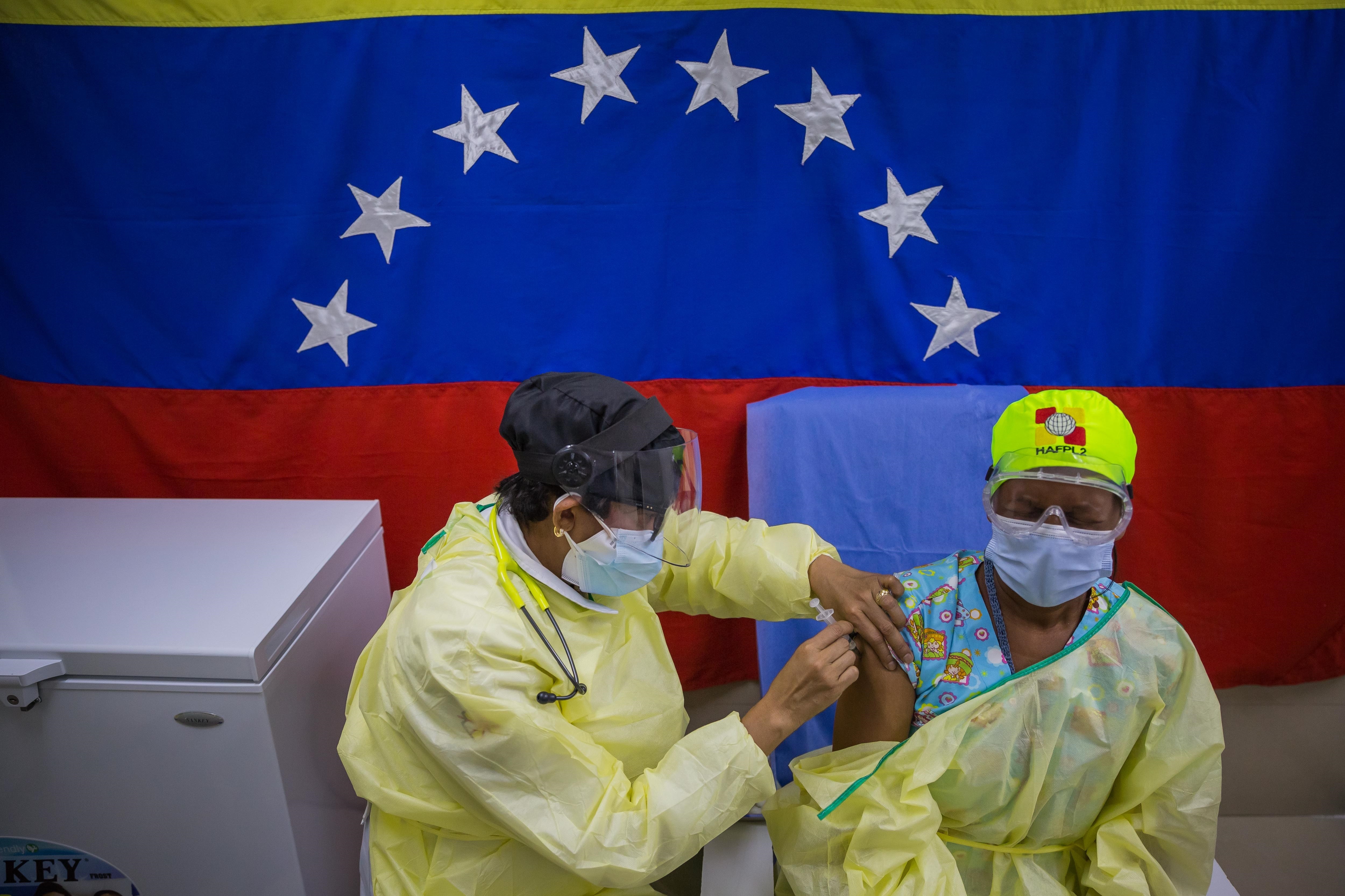 Una persona recibe una vacuna contra el COVID-19 en Caracas (Venezuela). EFE/Miguel Gutiérrez/Archivo
