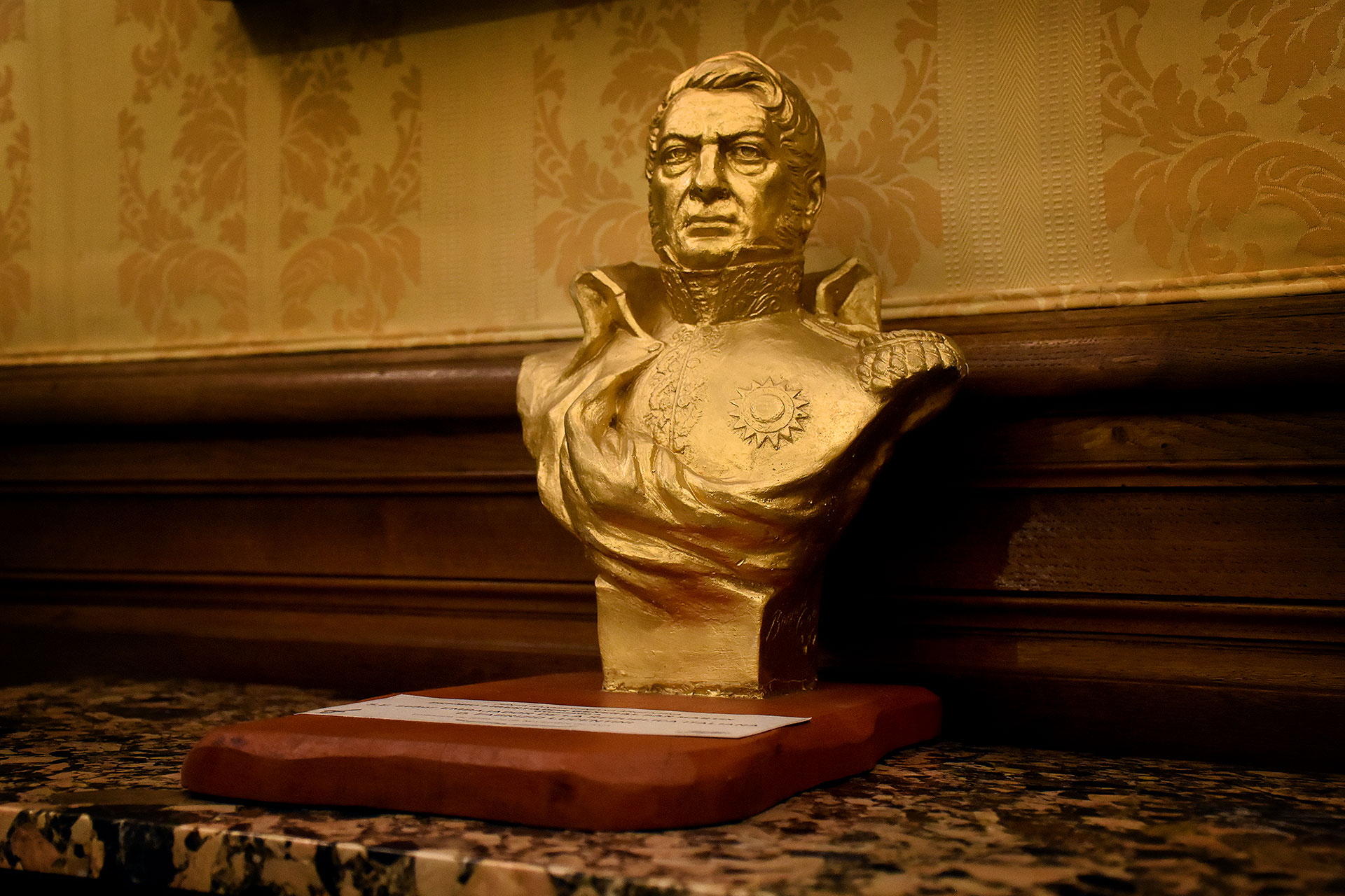 A golden sculpture by José de San Martín in the ambassador's office.  The Argentine hero almost died in a hotel in Rome in February 1846, after suffering seizures and an epileptic attack that left him with greatly diminished vital signs (Nicolás Stulberg)
