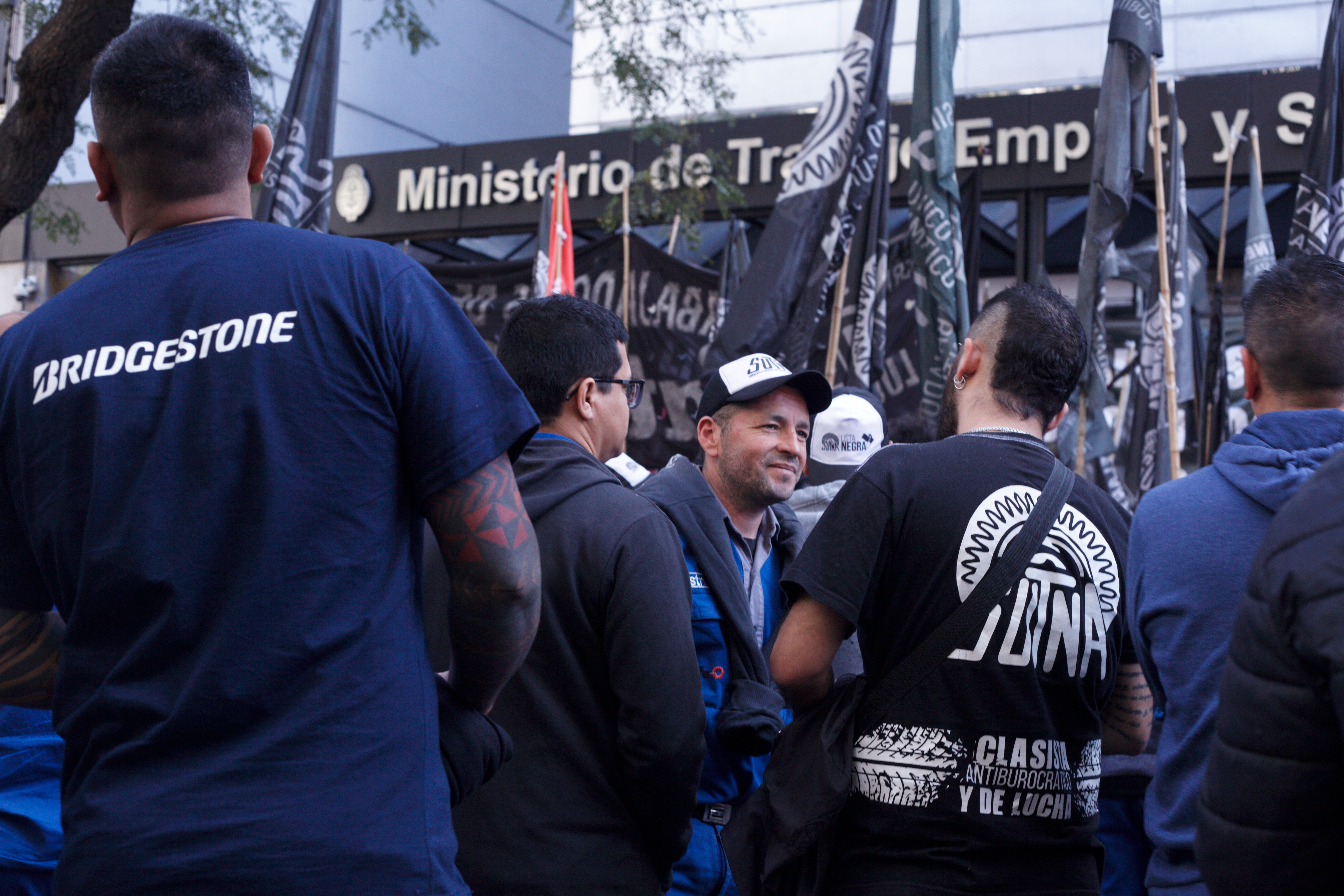 El Sindicato del Neumático y partidos de izquierda volvieron a movilizarse ante el Ministerio de Trabajo (Foto Roberto Almeida)