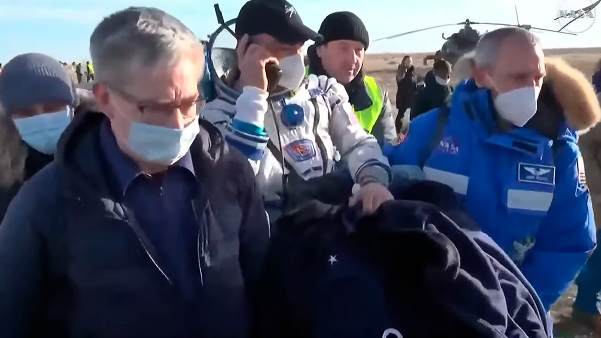Mark Vande Hei luego de aterrizar en la tierra tras pasar casi un año en el espacio