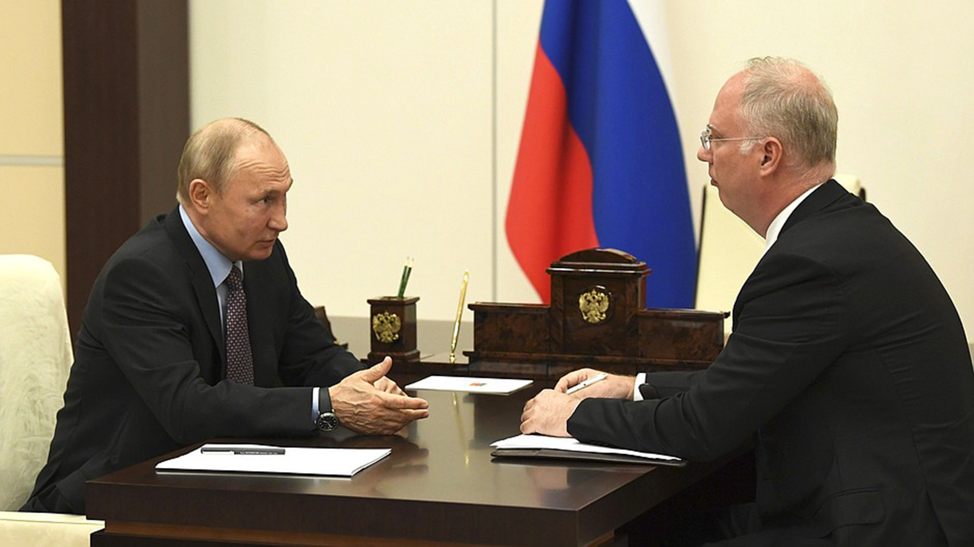 Vladimir Putin y Kirill Dmitriev durante una reunión en el Kremlin