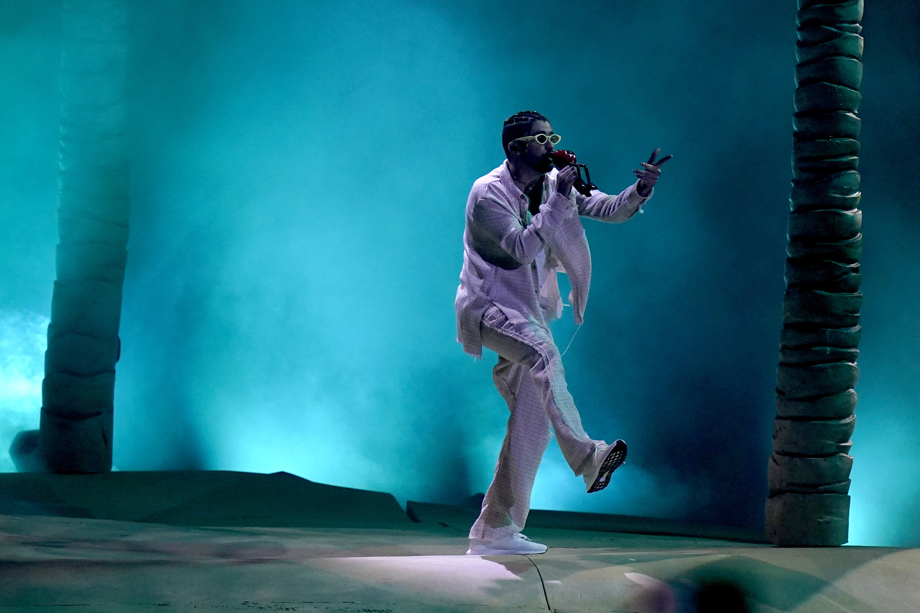 Bad Bunny durante su concierto en el Hard Rock Stadium, el 12 de agosto de 2022, en Miami Gardens, Florida.Es el artista más nominado a los Latin Grammy tras recibir 10 menciones, incluyendo álbum y grabación del año (AP)