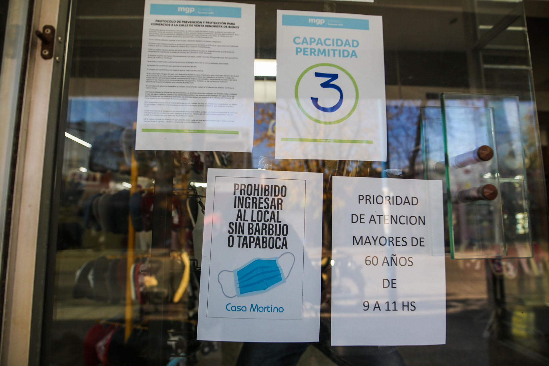 Los comercios que abrieron sus puertas debían tener una cartelería específica donde se debían indicar los protocolos que debían seguir clientes y comerciantes y empleados (Christian Heit)