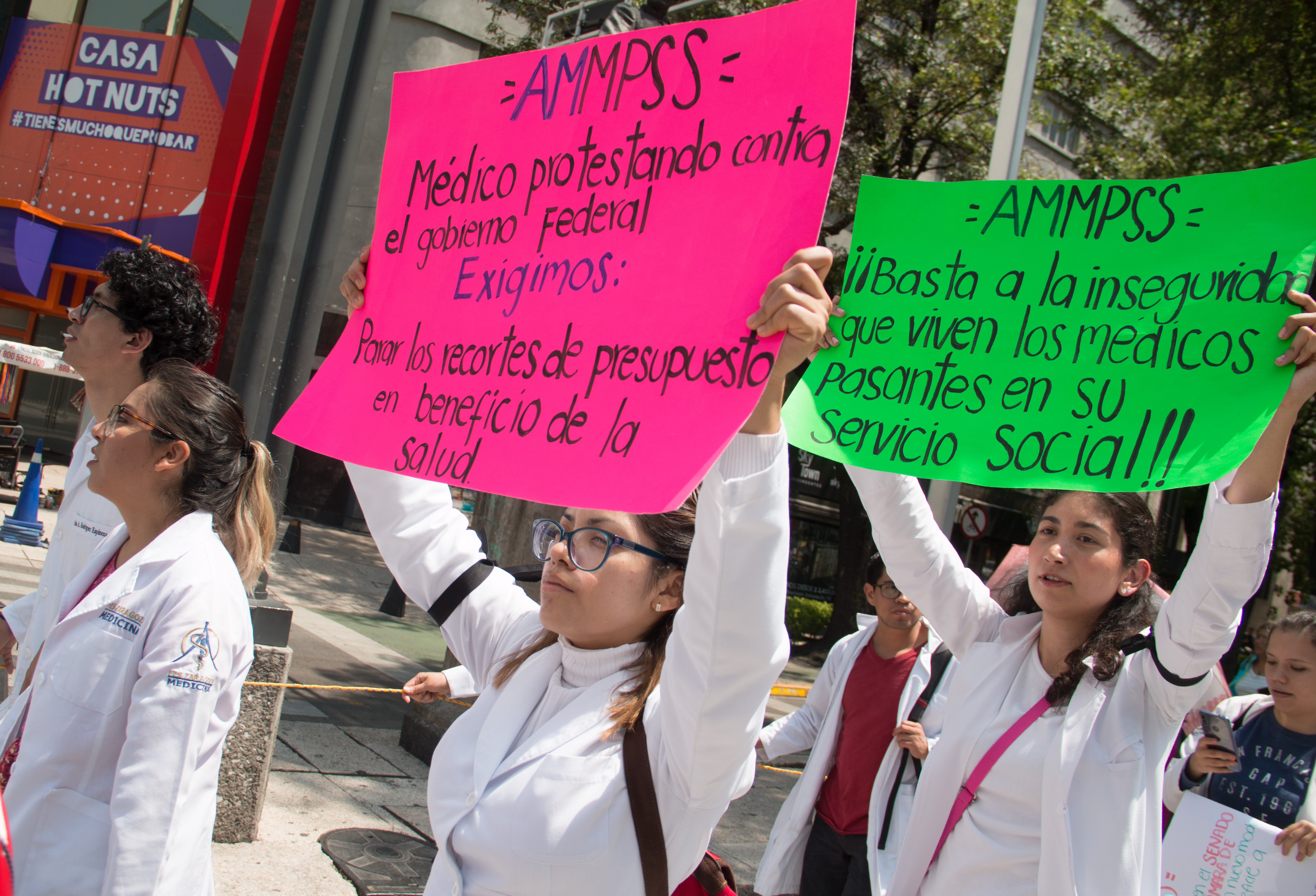 Estudiantes, médicos y enfermeras marcharon el 1 de agosto para exigir detener los recortes de presupuesto y mejoras laborales
(Foto: Andrea Murcia/Cuartoscuro)
