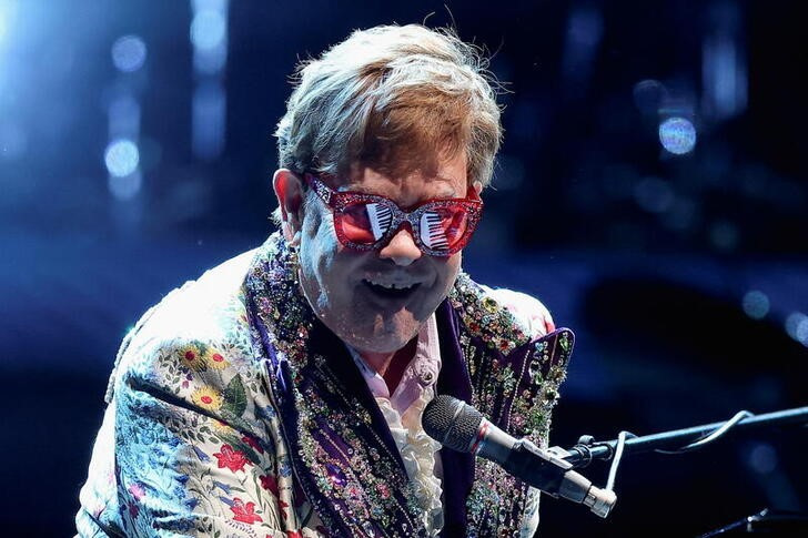  Elton John fue uno de los representantes del uso de elementos femeninos en la moda masculina 
Ene 19, 2022. REUTERS/Jonathan Bachman