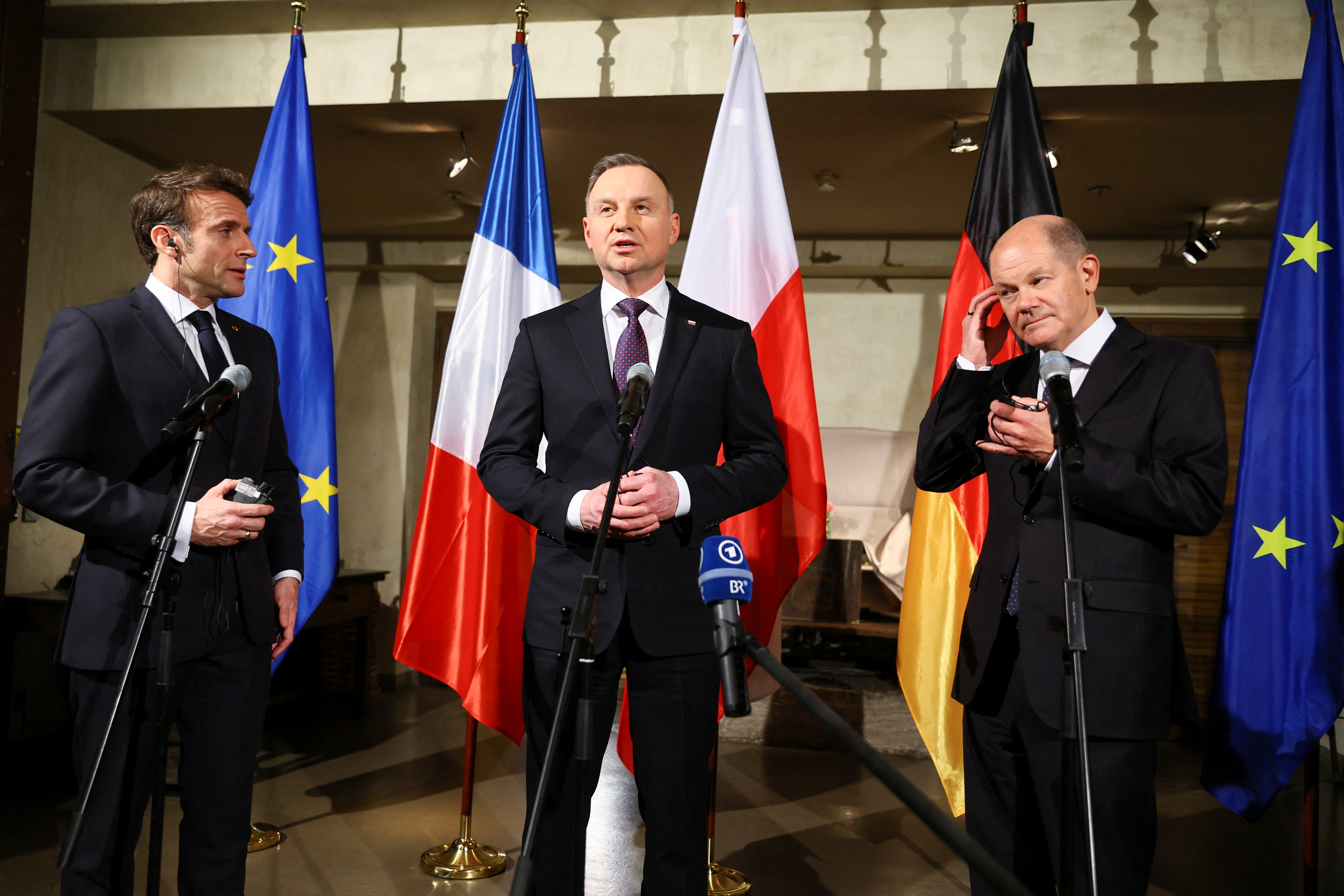 El presidente francés Emmanuel Macron, el canciller alemán Olaf Scholz y el presidente polaco Andrzej Duda asisten a una declaración conjunta durante la Conferencia de Seguridad de Munich, en Munich, Alemania. REUTERS/Wolfgang Rattay
