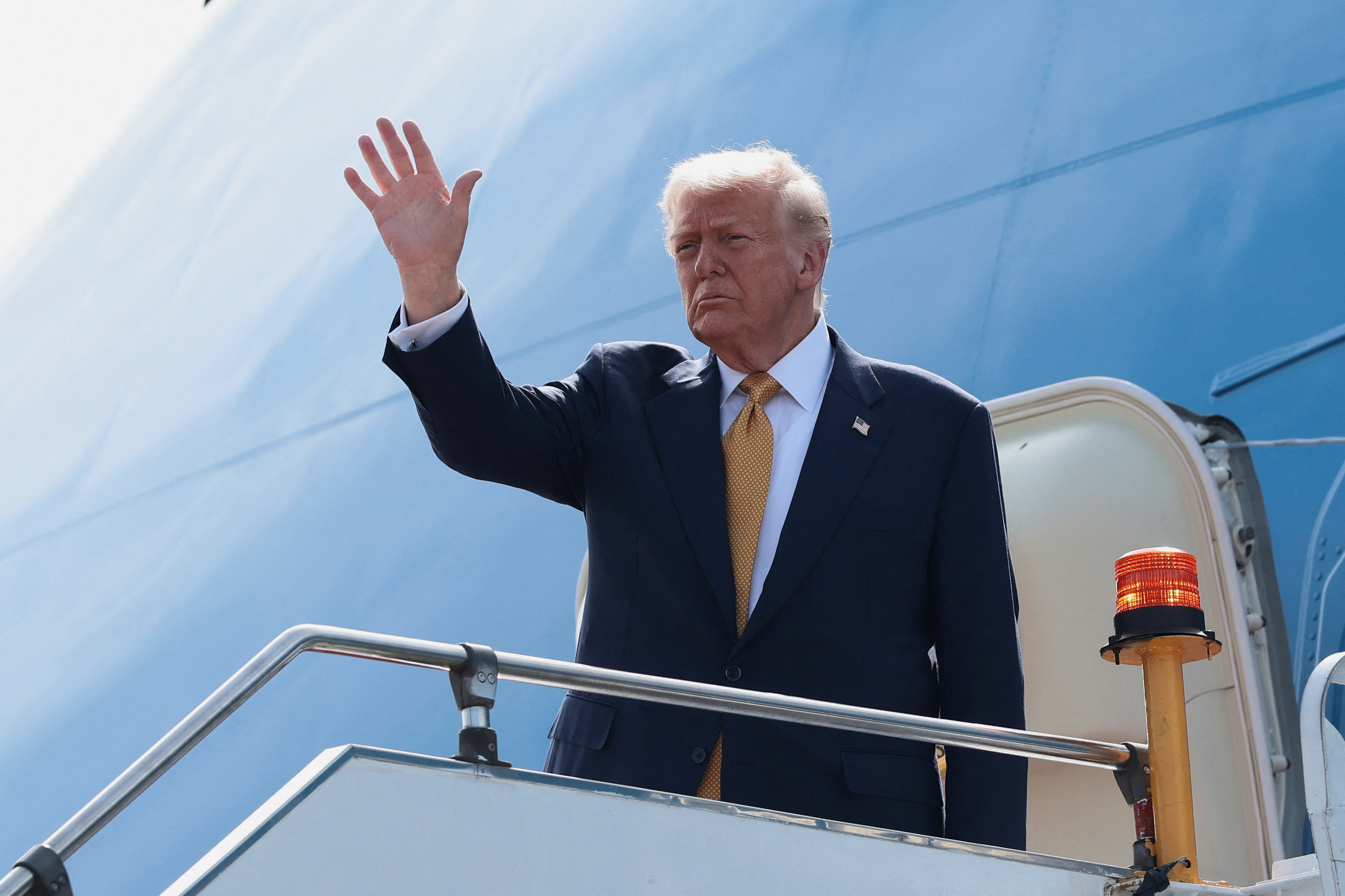 Donald Trump llegó a Japón para reunirse con la primera ministra Sanae Takaichi y continuar su gira por Asia