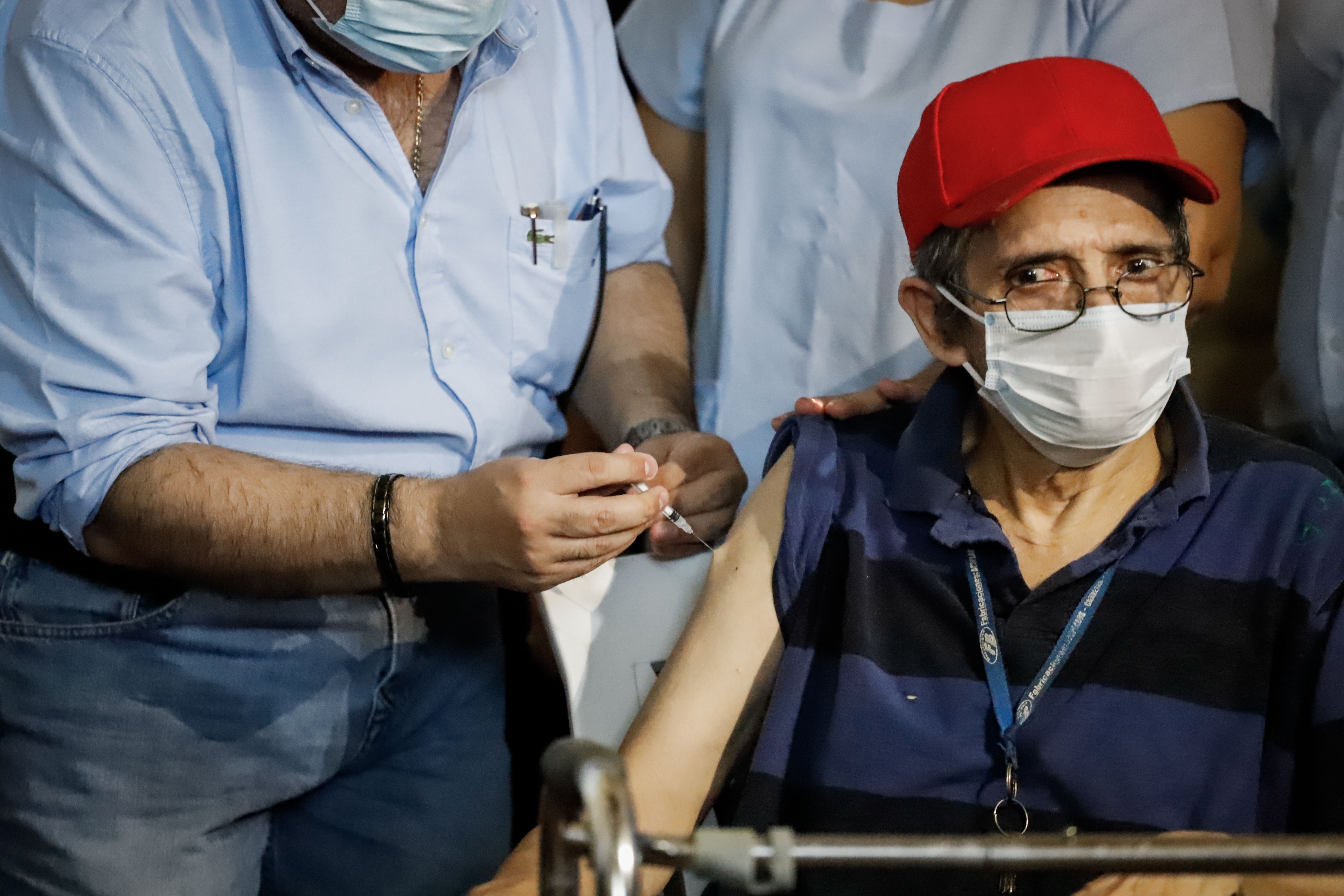 Un anciano del Hogar de Ancianos Santo Domingo es vacunado este sábado contra el covid en Asunción. EFE/Nathalia Aguilar
