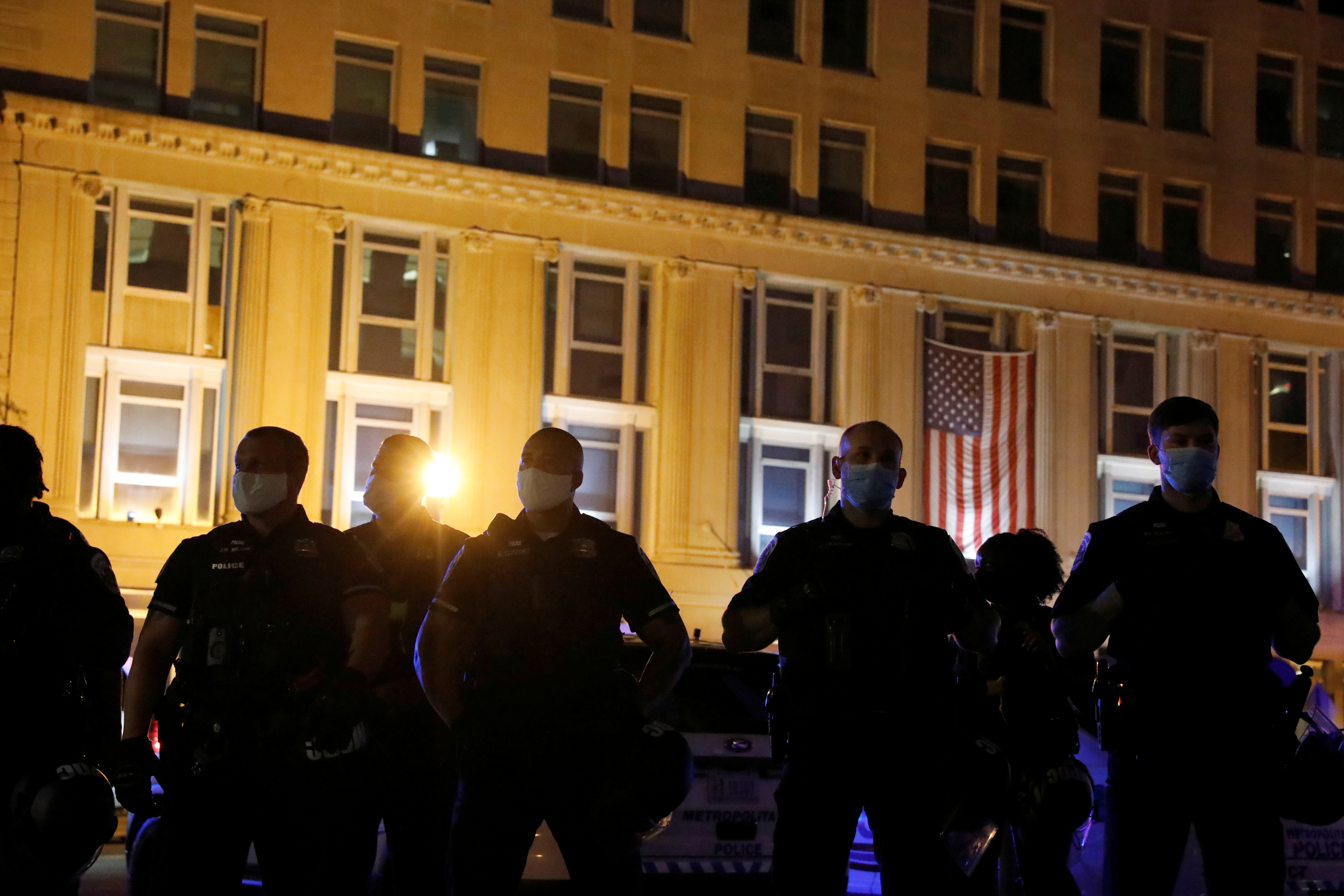 Policías custodian los alrededores de la Casa Blanca. REUTERS/Andrew Kelly