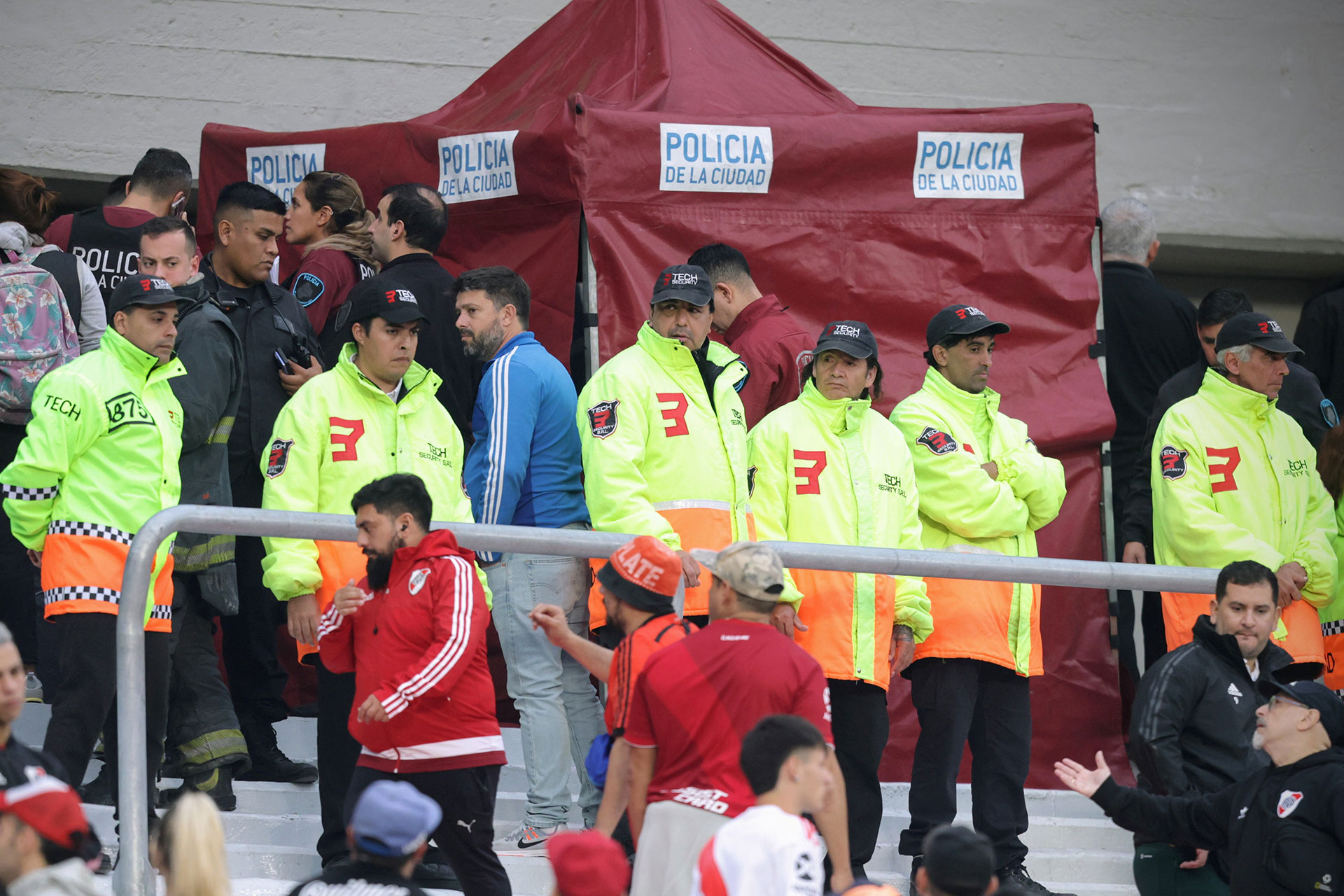 Suspendieron el partido entre River y Defensa y Justicia por la muerte de un hincha en el estadio Monumental