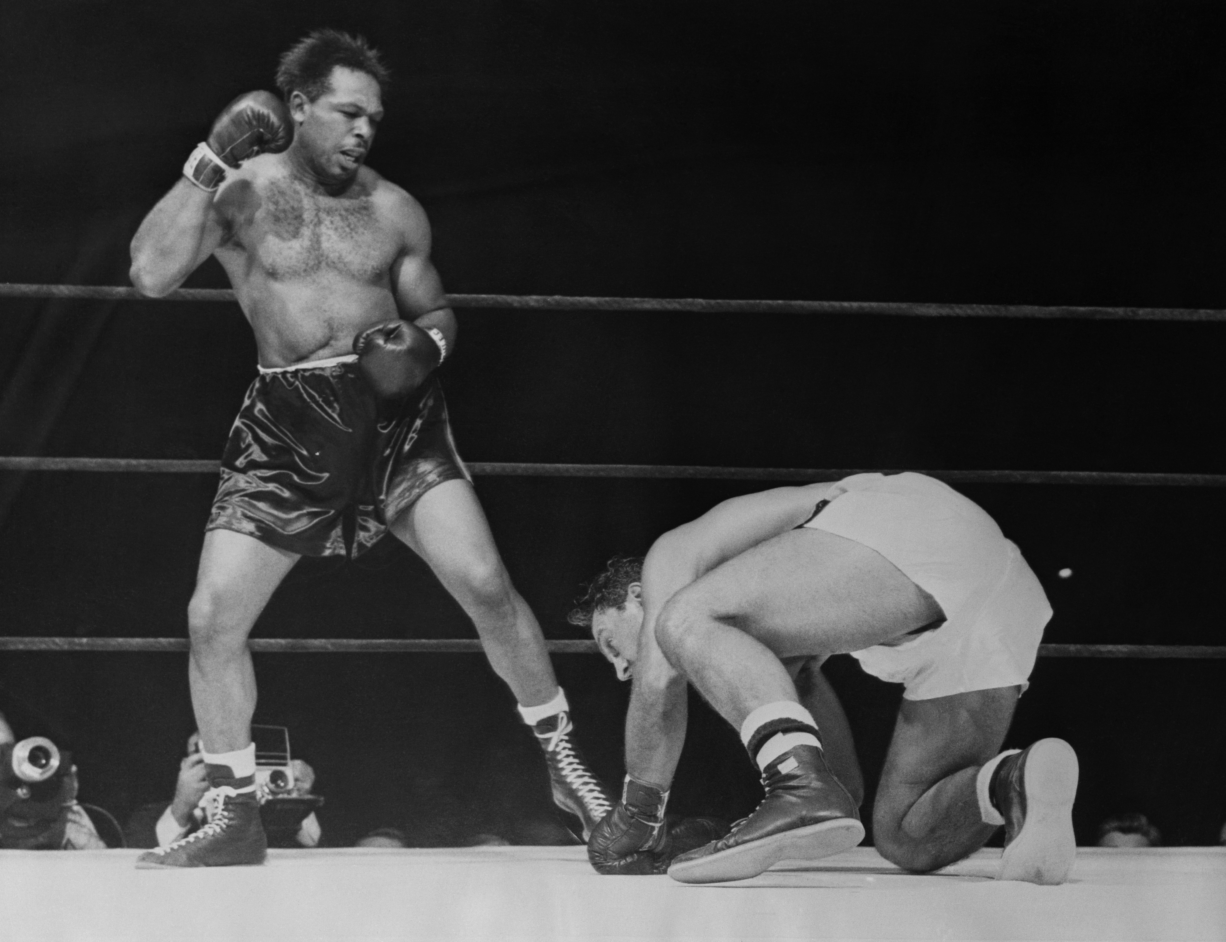 Archie Moore parado frente a Rocky Marciano