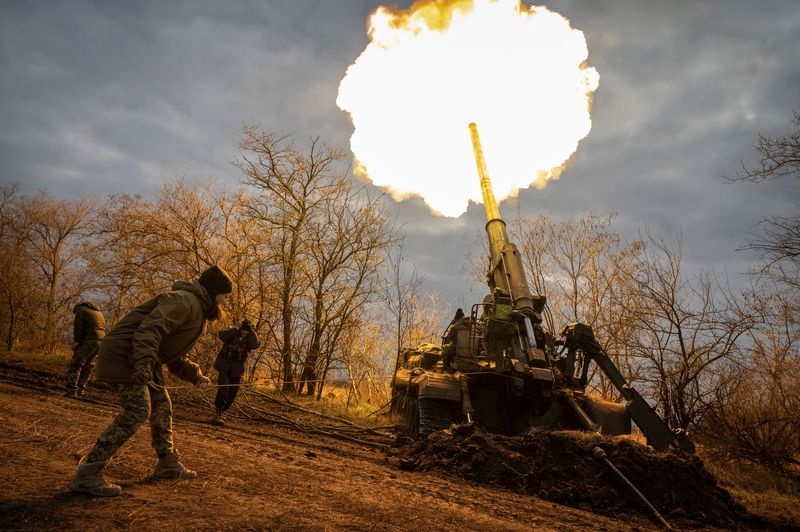 Militares ucranianos disparan un cañón autopropulsado 2S7 Pion, mientras continúa el ataque de Rusia a Ucrania, en una línea de frente en la región de Kherson, este 9 de noviembre de 2022 (Reuters)