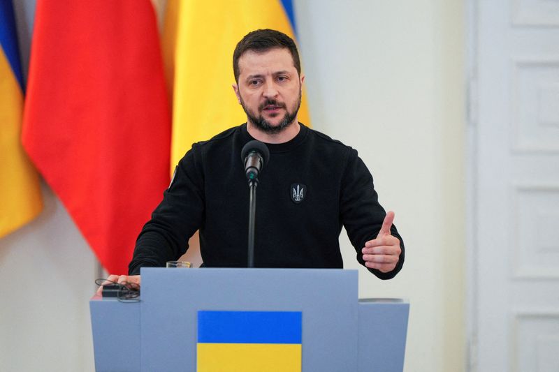 FOTO DE ARCHIVO: El presidente ucraniano, Volodímir Zelenski, en una rueda de prensa en el Palacio Presidencial de Varsovia, Polonia, 5 de abril de 2023. REUTERS/Aleksandra Szmigiel