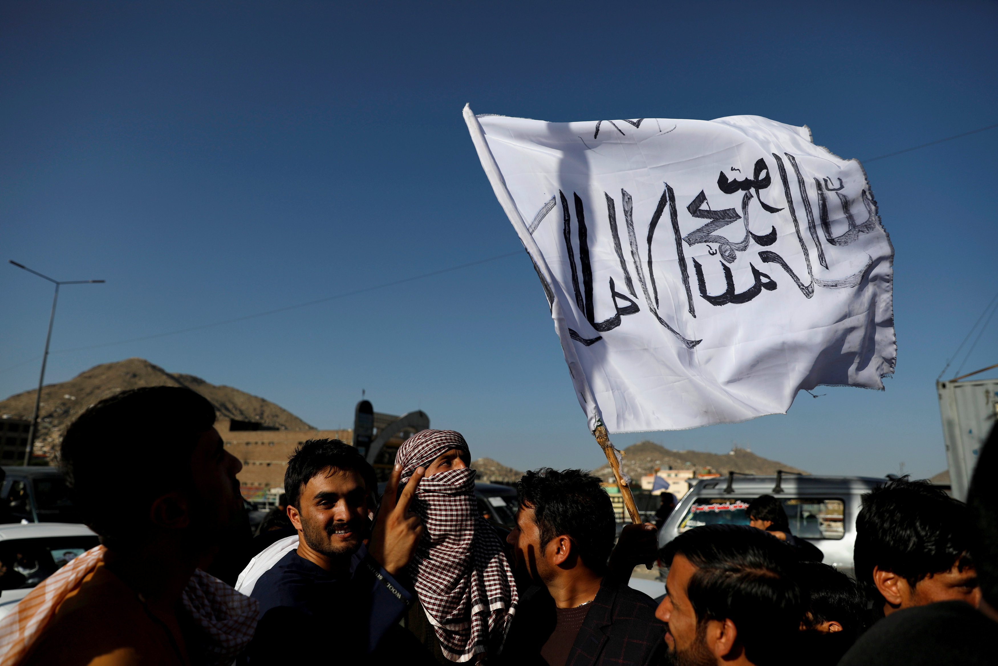 La bandera blanca inscrita con la declaración de fe islámica representa a los insurgentes y a su Emirato Islámico. (REUTERS/Mohammad Ismail/archivo)