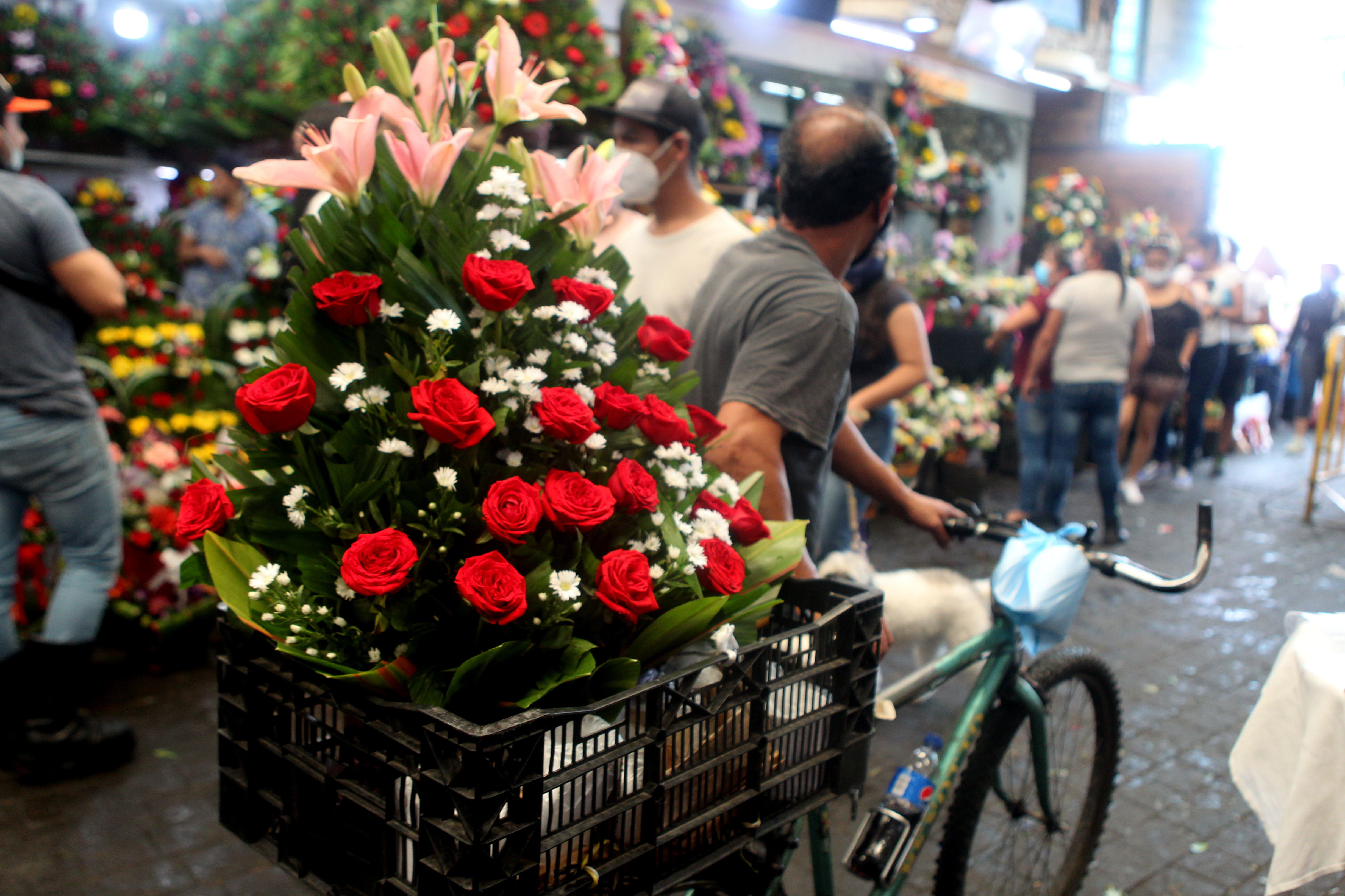 La esperanza del 10 de mayo: vendedores de flores en el Mercado de Jamaica  - Infobae