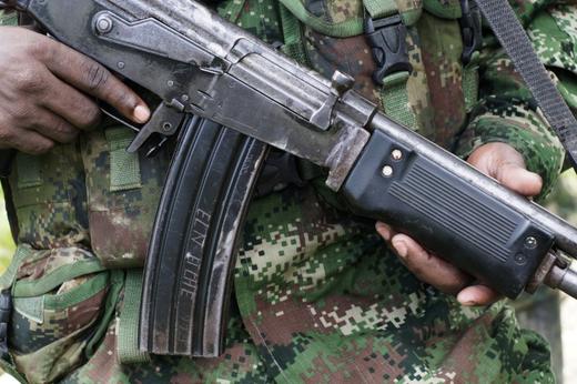 Foto de archivo. Un rebeldes del Ejército de Liberación Nacional (ELN) de Colombia porta un fusil en las selvas del departamento del Chocó, Colombia, 30 de agosto, 2017. REUTERS/Federico Ríos