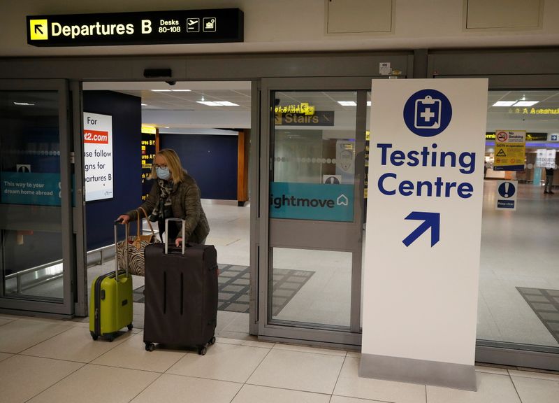 Los pasaportes Covid-19 se plantearon para evitar las pruebas en aeropuertos y disminuir las cuarentenas al arribar a los países (Foto: REUTERS/Phil Noble/Archivo).