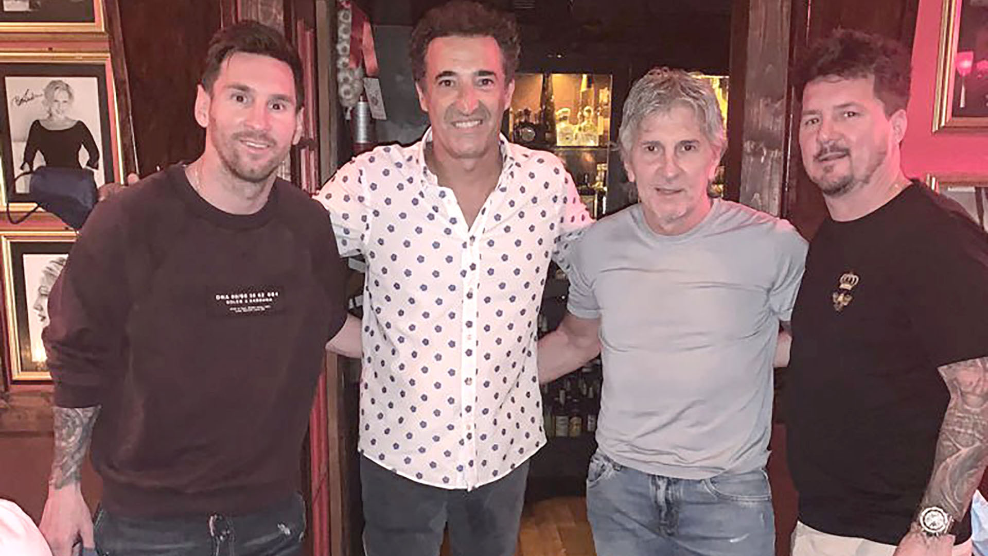 Gerardo Cea, propietario de Prima Pasta, junto a Lionel Messi, Jorge Messi y Rodrigo, uno de los hermanos del futbolista
