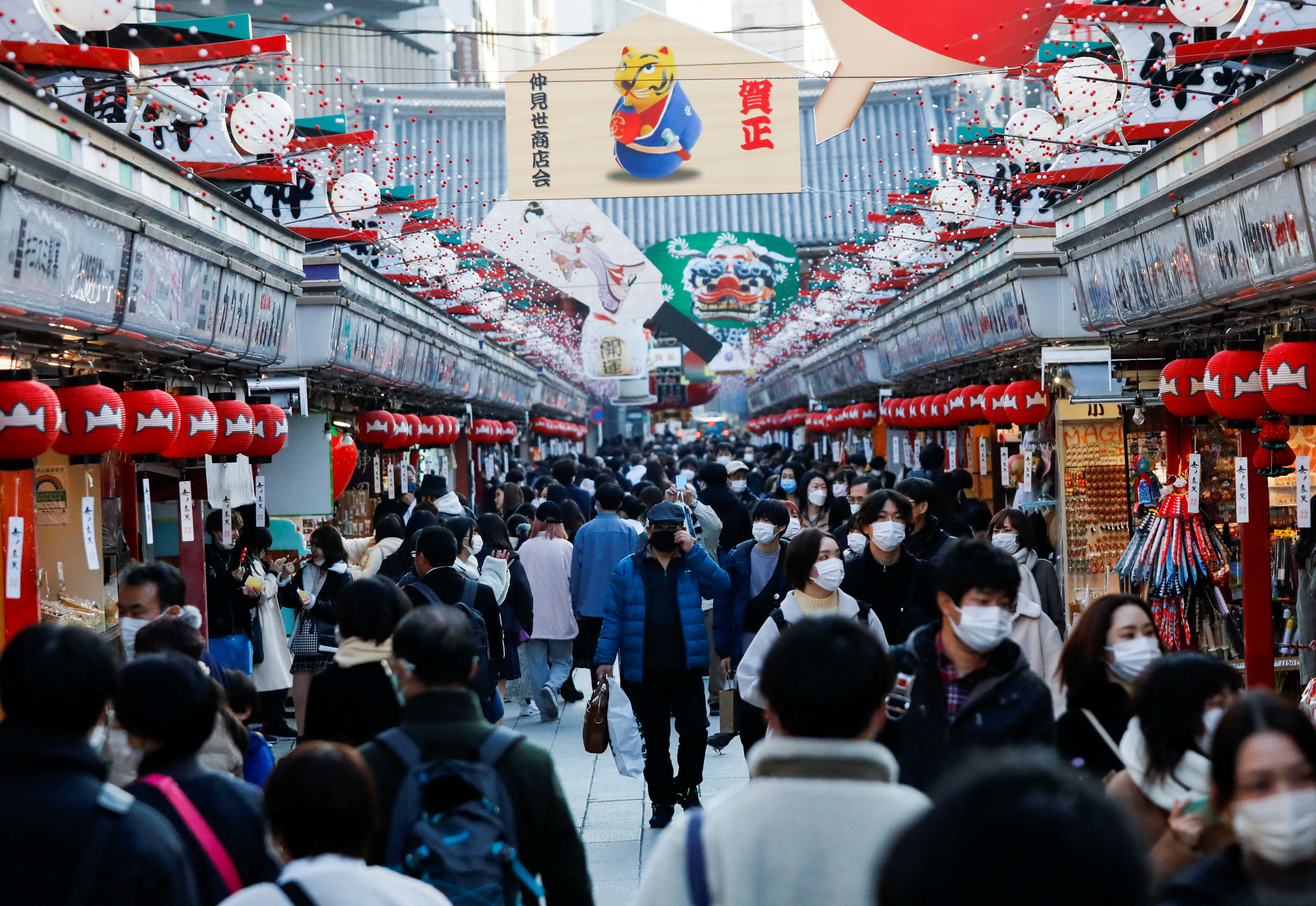 Cientos camina bajo las decoraciones para el Año Nuevo en la calle Nakamise, en Tokio, Japón (REUTERS/Issei Kato)