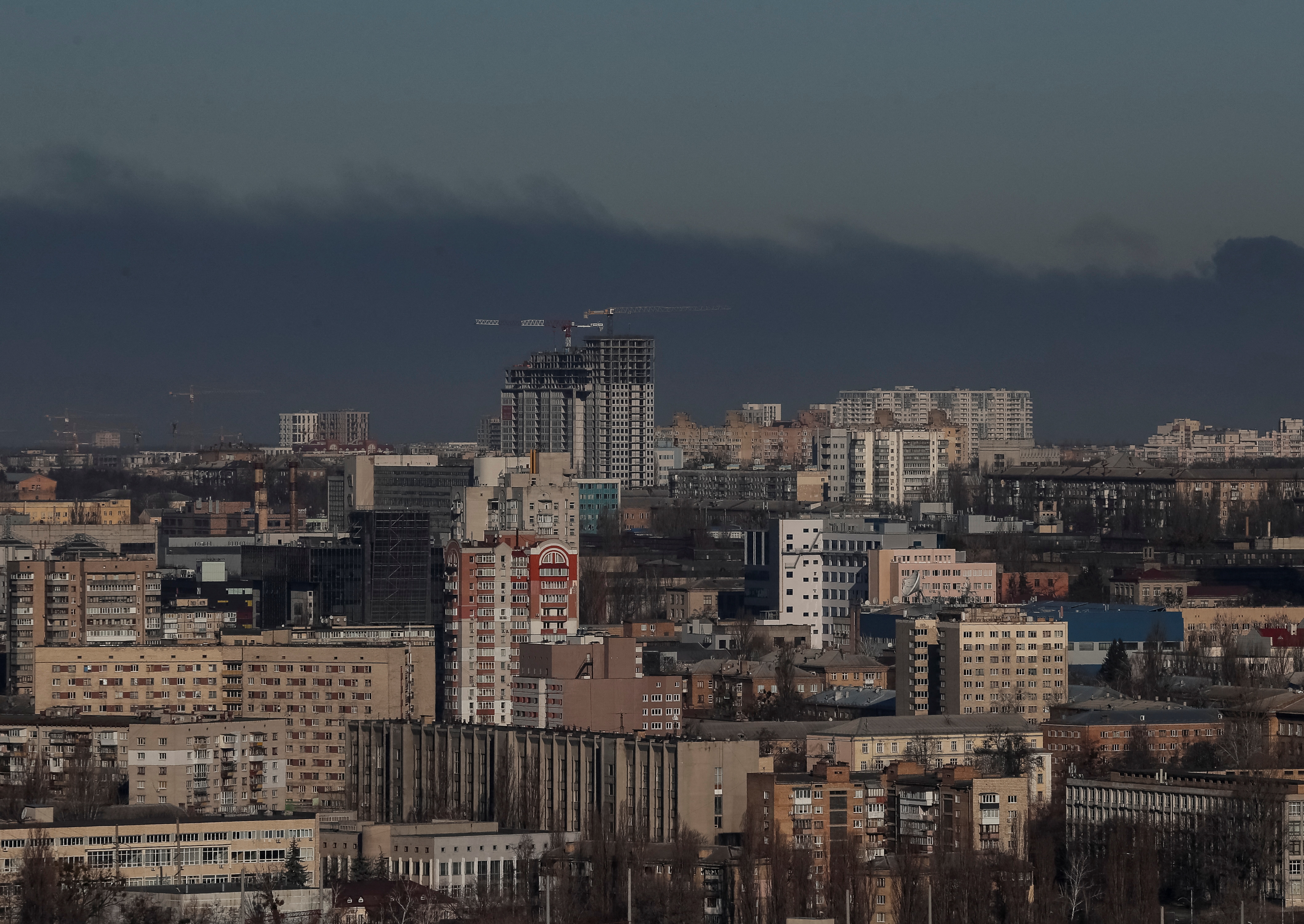 El humo se leva sobre Kiev tras un ataque ruso (Reuters)