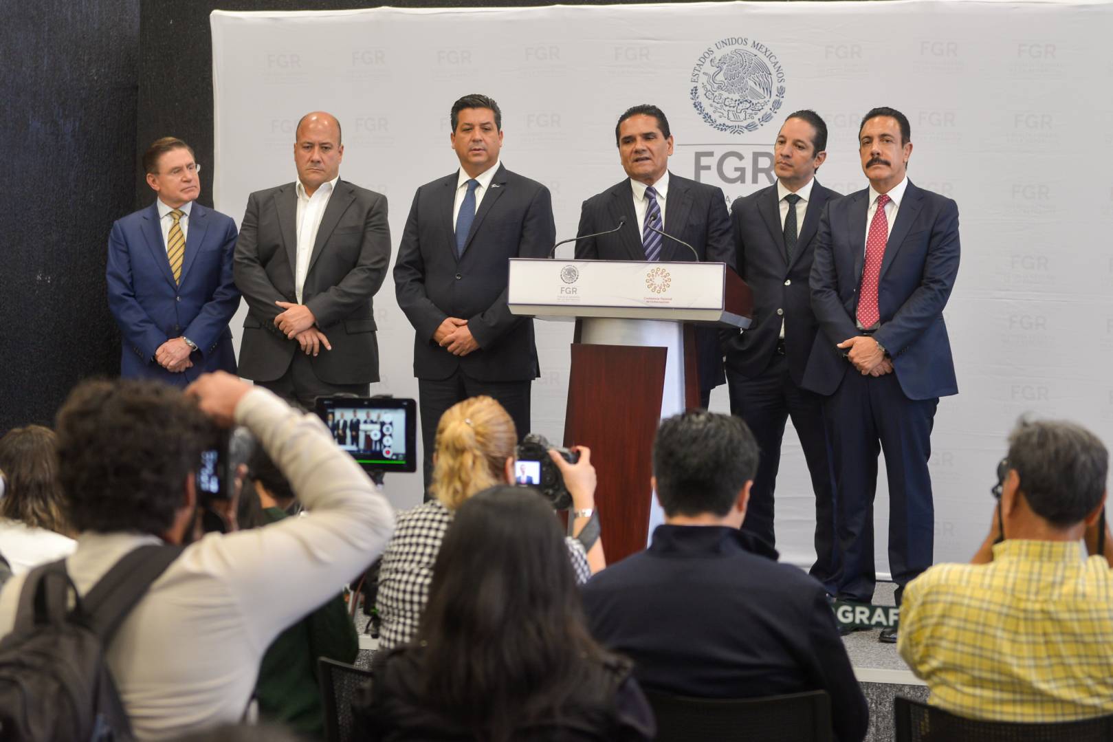 De izquierda a derecha: José Rosas Aispuro, Enrique Alfaro, Silvano Aureoles, Francisco García Cabeza de Vaca, Francisco Domínguez y Omar Fayad. (Foto: Cuartoscuro)