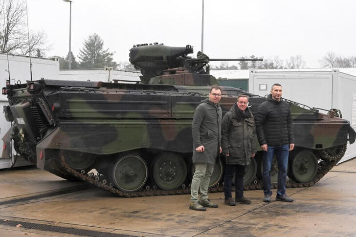 El ministro de Defensa alemán, Boris Pistorius, visita una base militar donde soldados ucranianos son entrenados para utilizar tanques Leopard destinados a Ucrania, en Muster, Alemania (REUTERS/Fabian Bimmer)